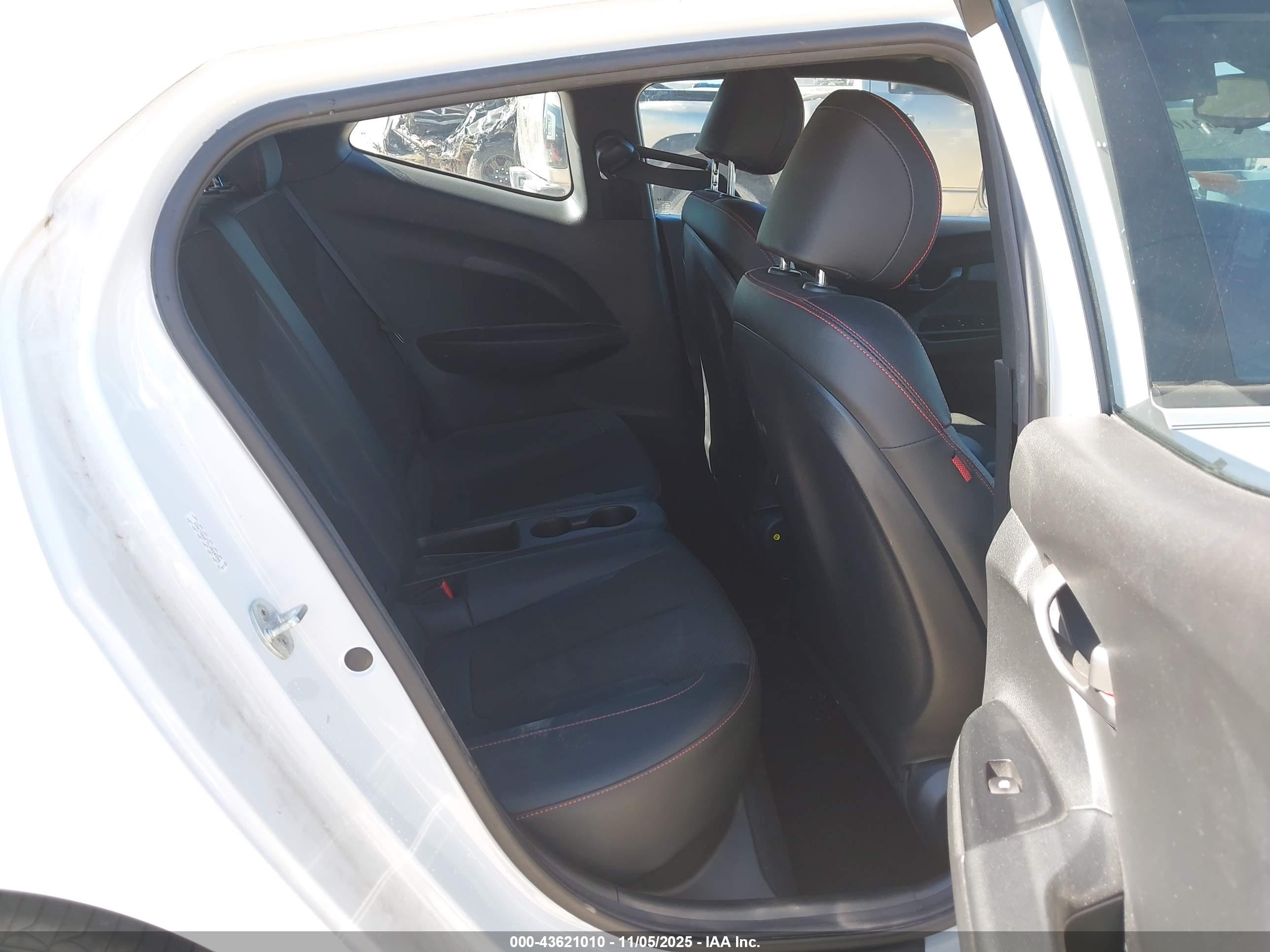 HYUNDAI VELOSTER image 8