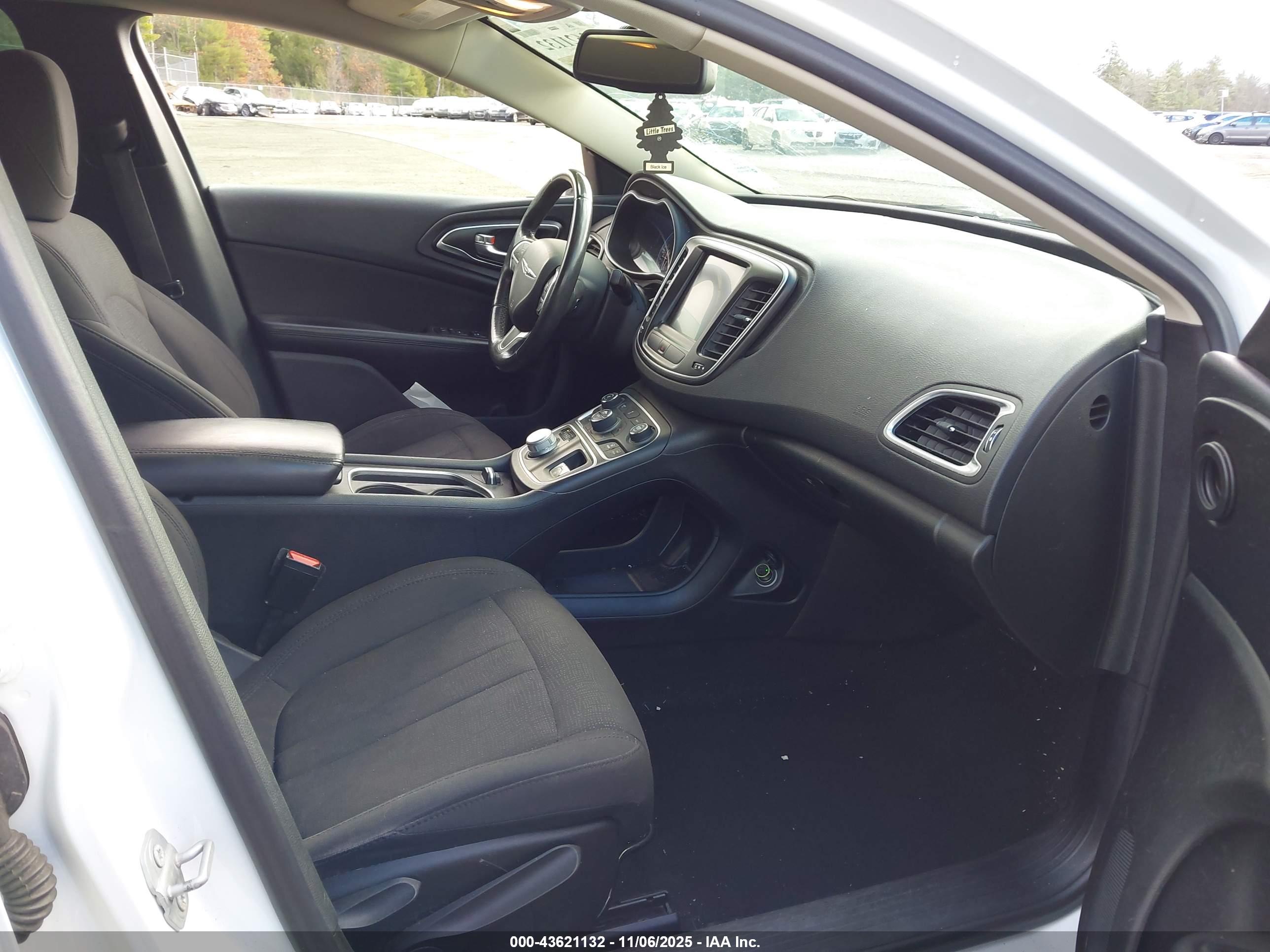 CHRYSLER 200 image 5