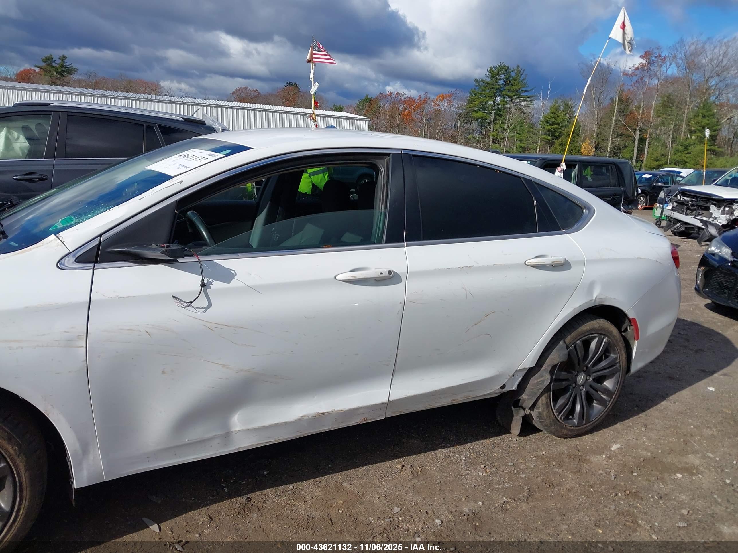 CHRYSLER 200 image 6