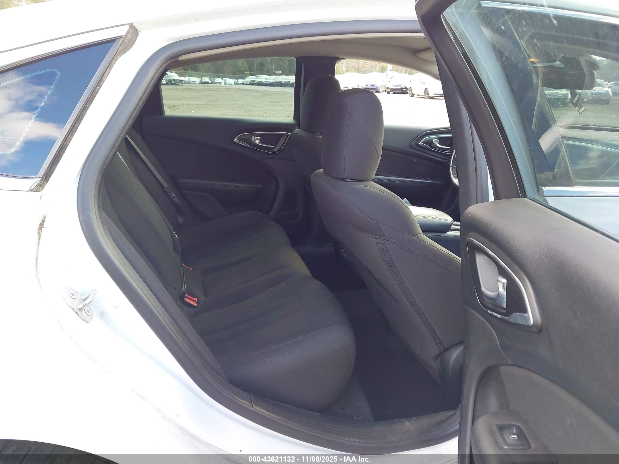 CHRYSLER 200 image 8