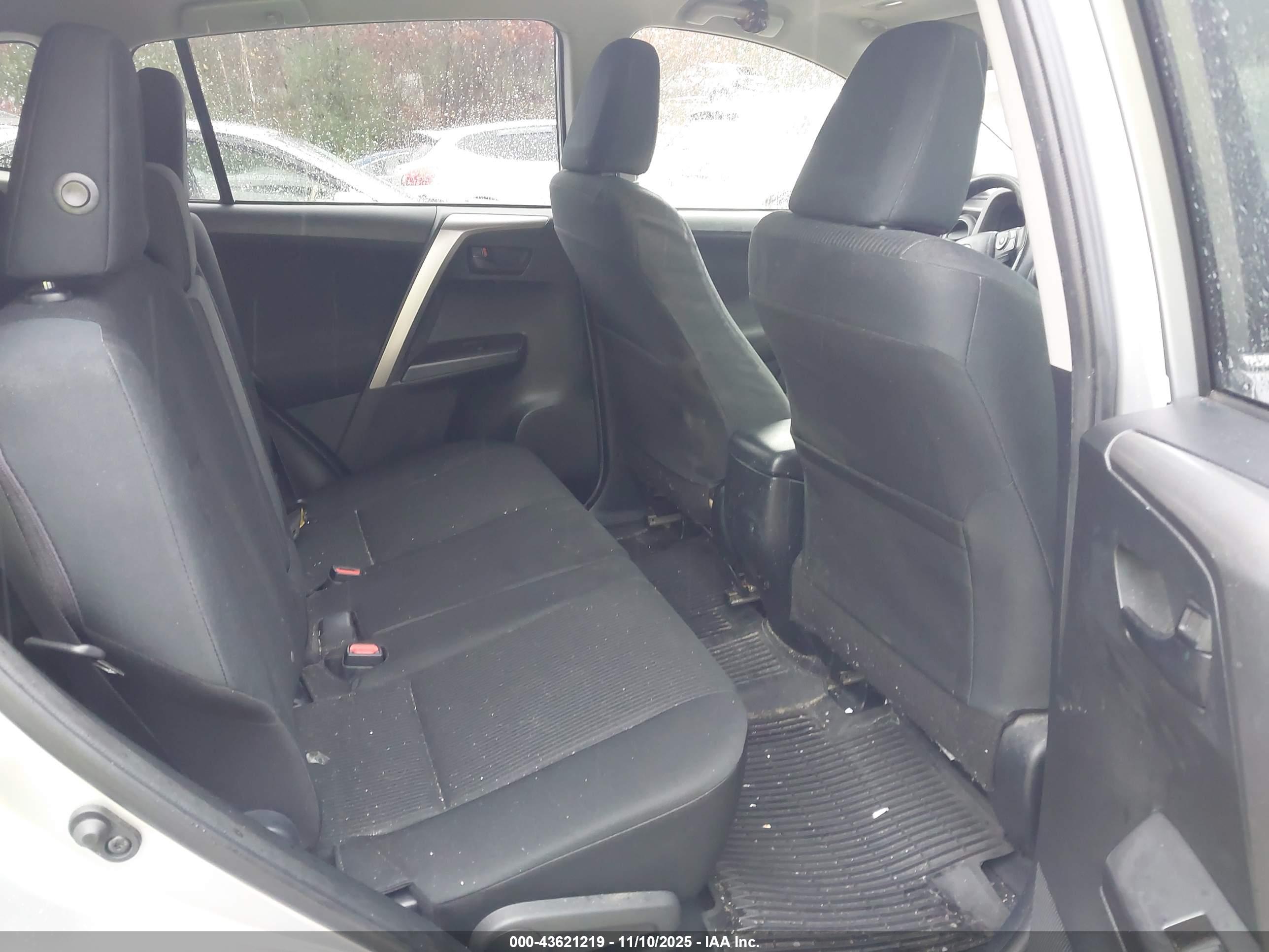TOYOTA RAV4 image 8