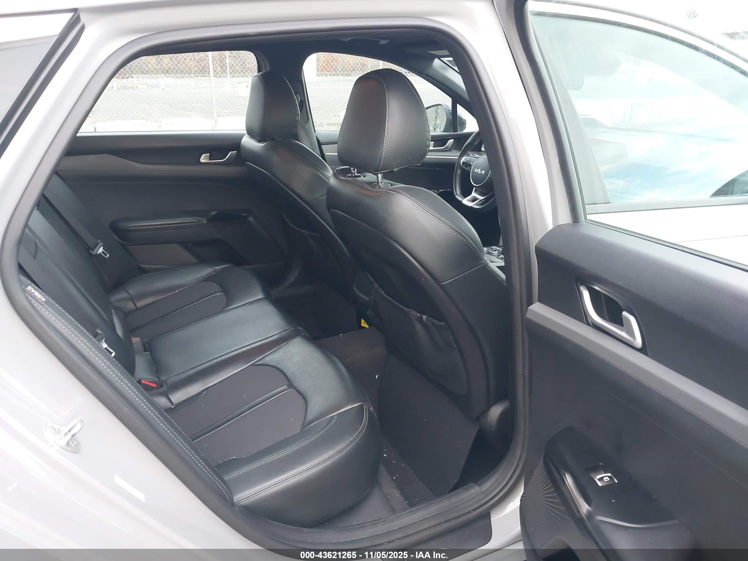 KIA K5 image 8