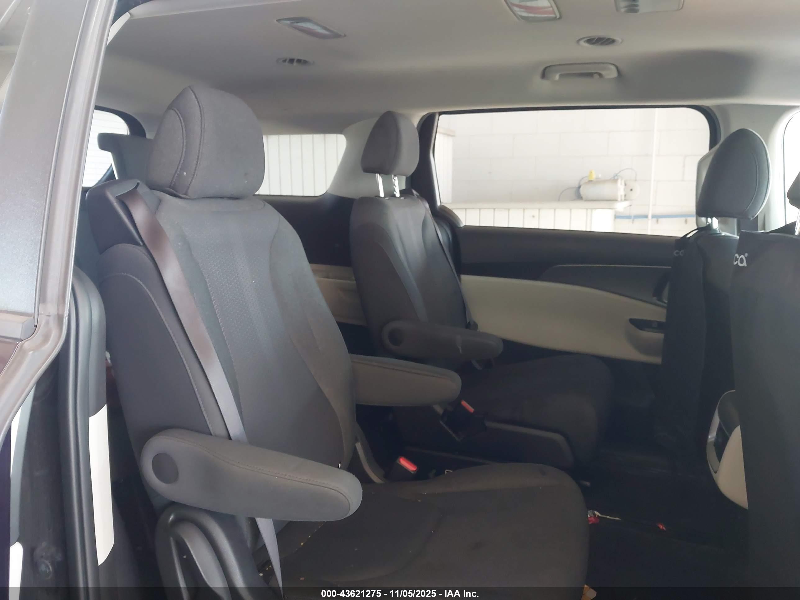 KIA CARNIVAL image 8