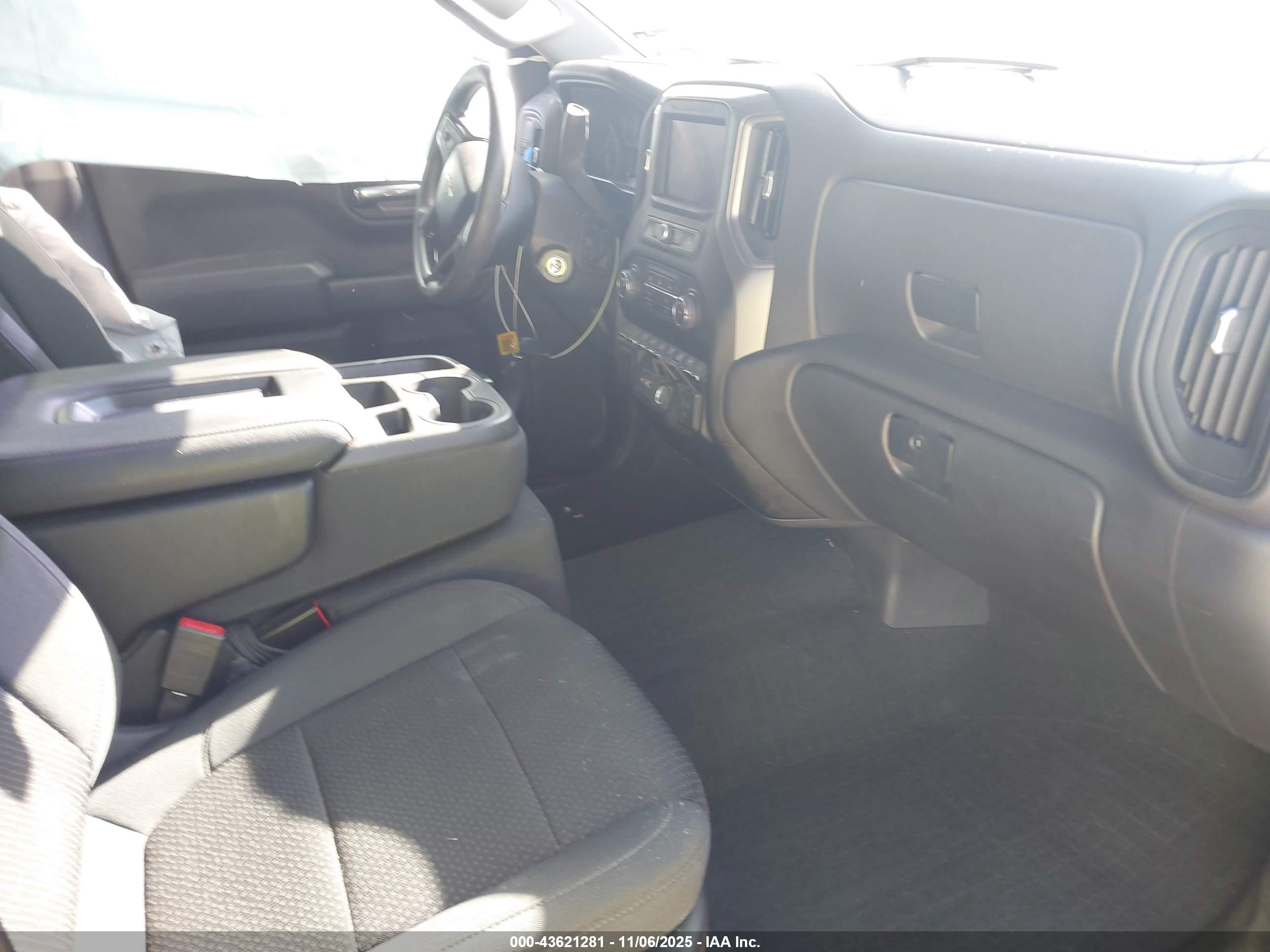 CHEVROLET SILVERADO image 5