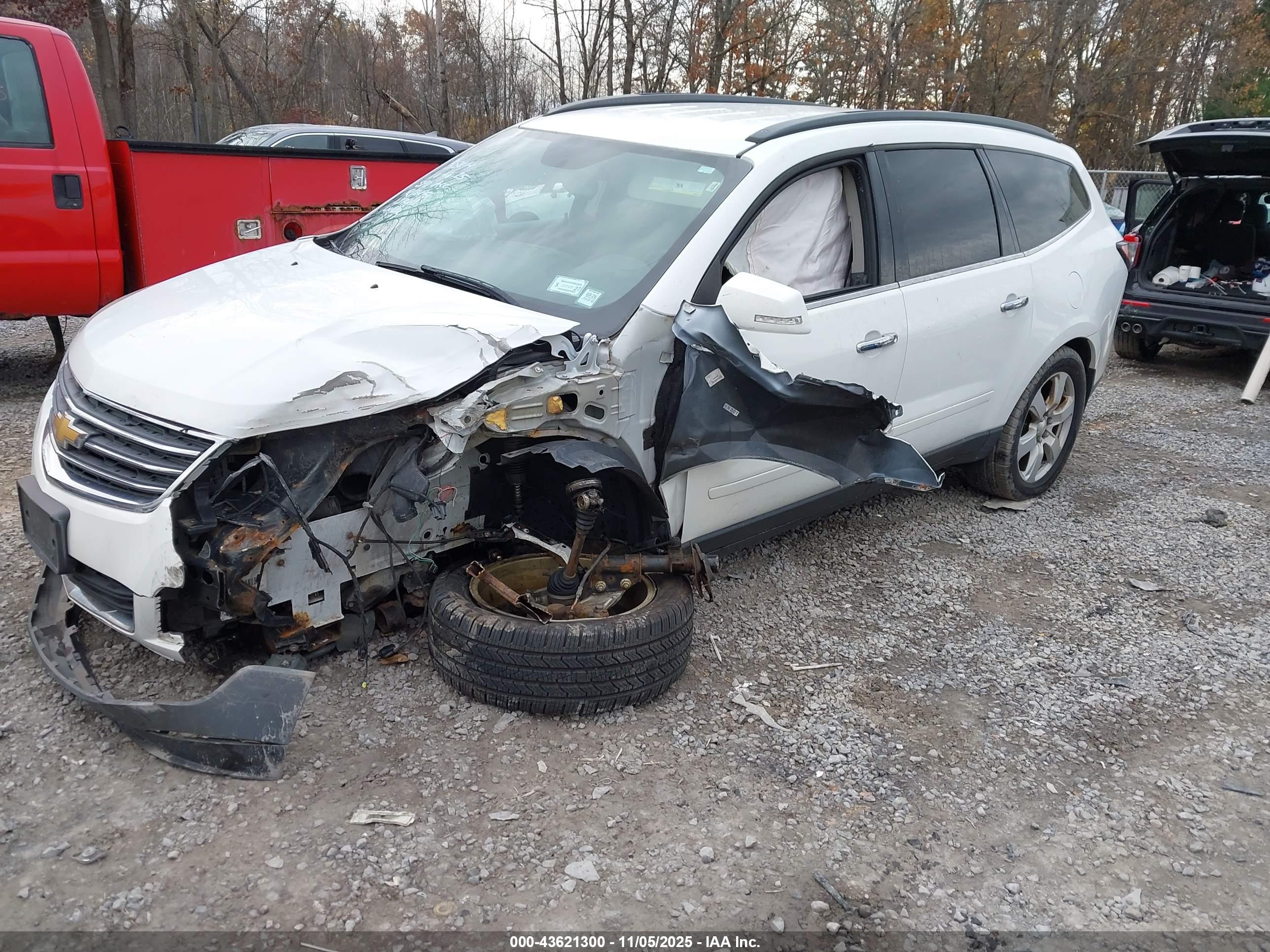 CHEVROLET TRAVERSE image 2