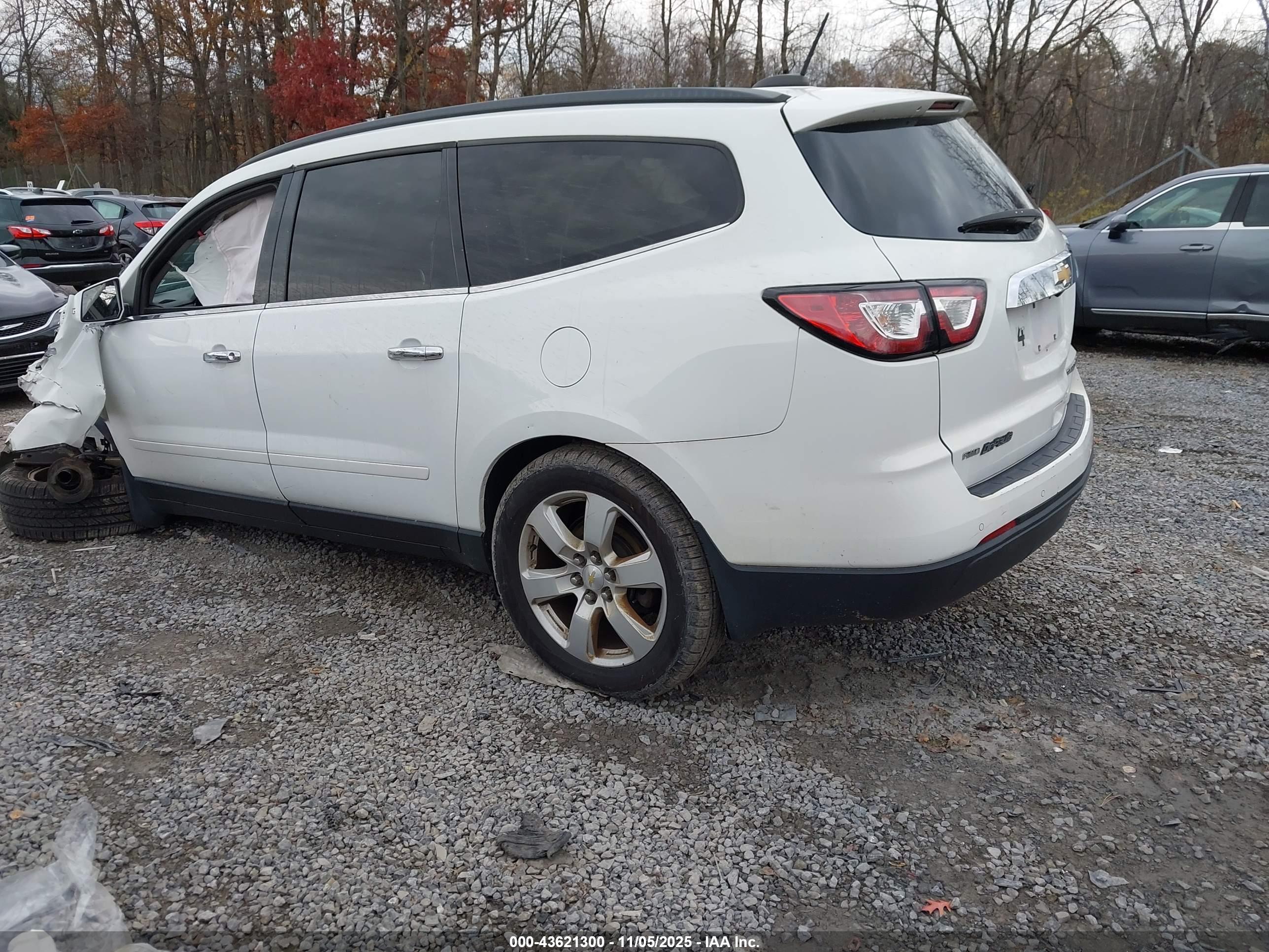 CHEVROLET TRAVERSE image 3