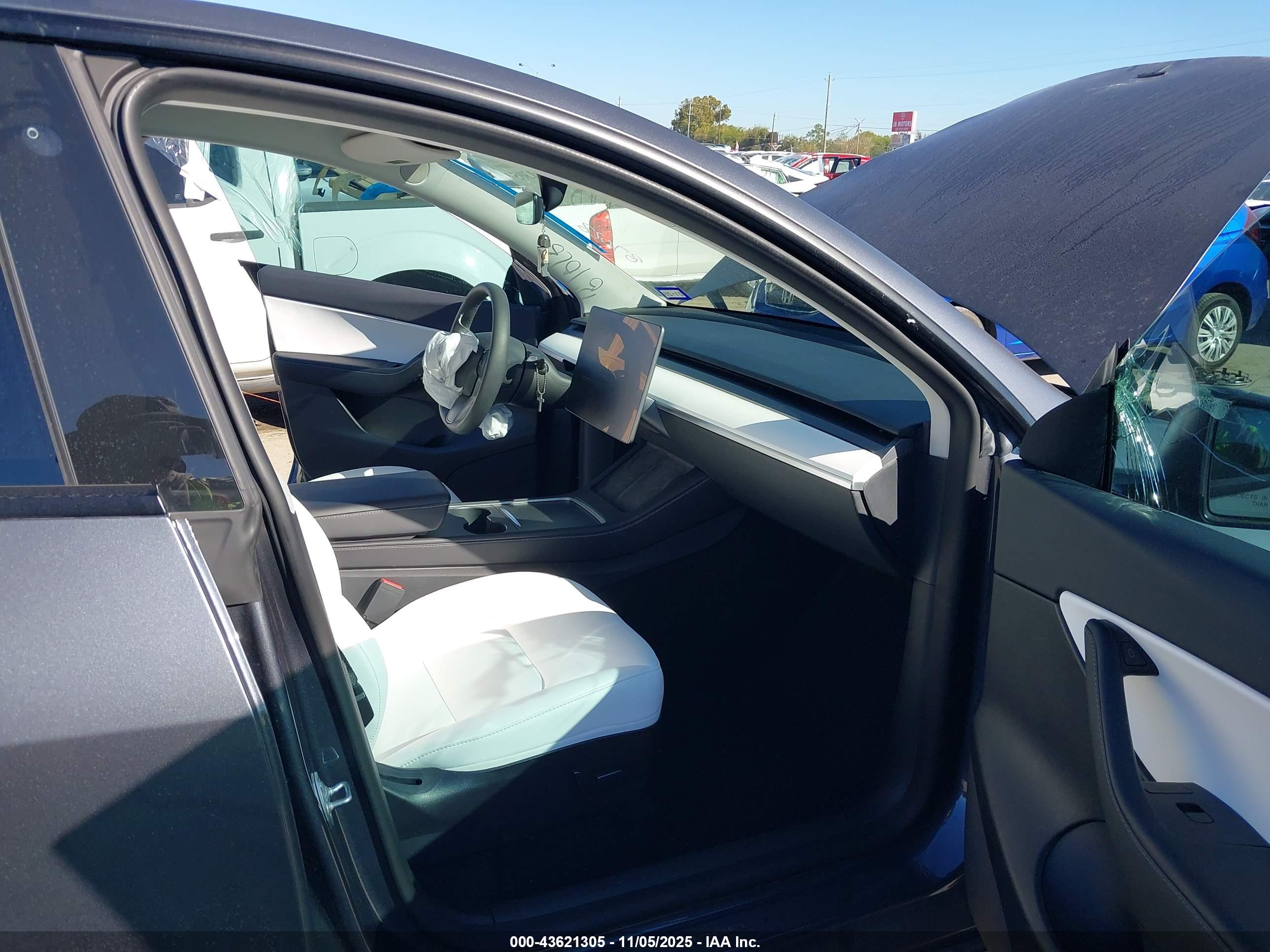 TESLA MODEL image 5
