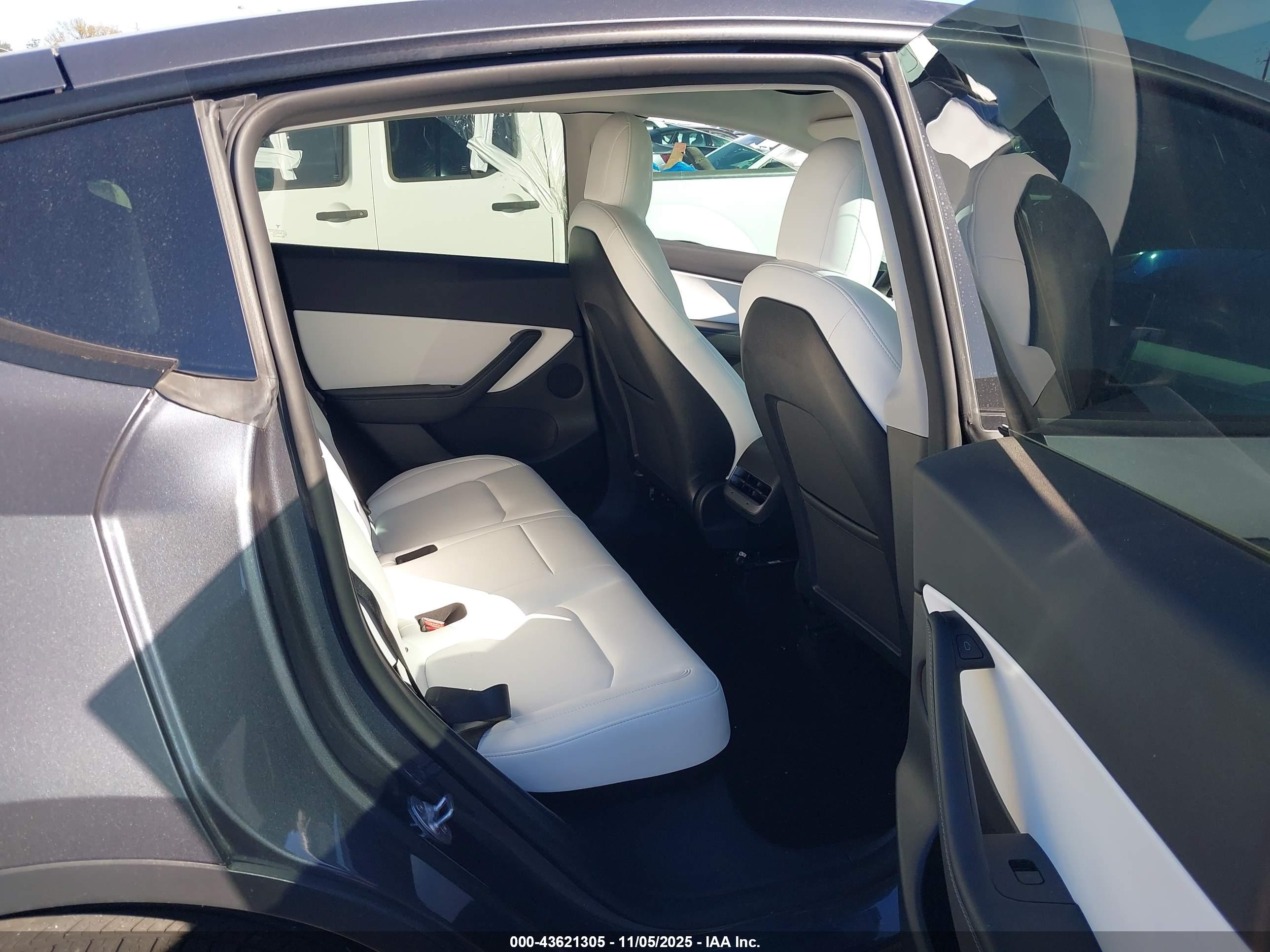 TESLA MODEL image 8