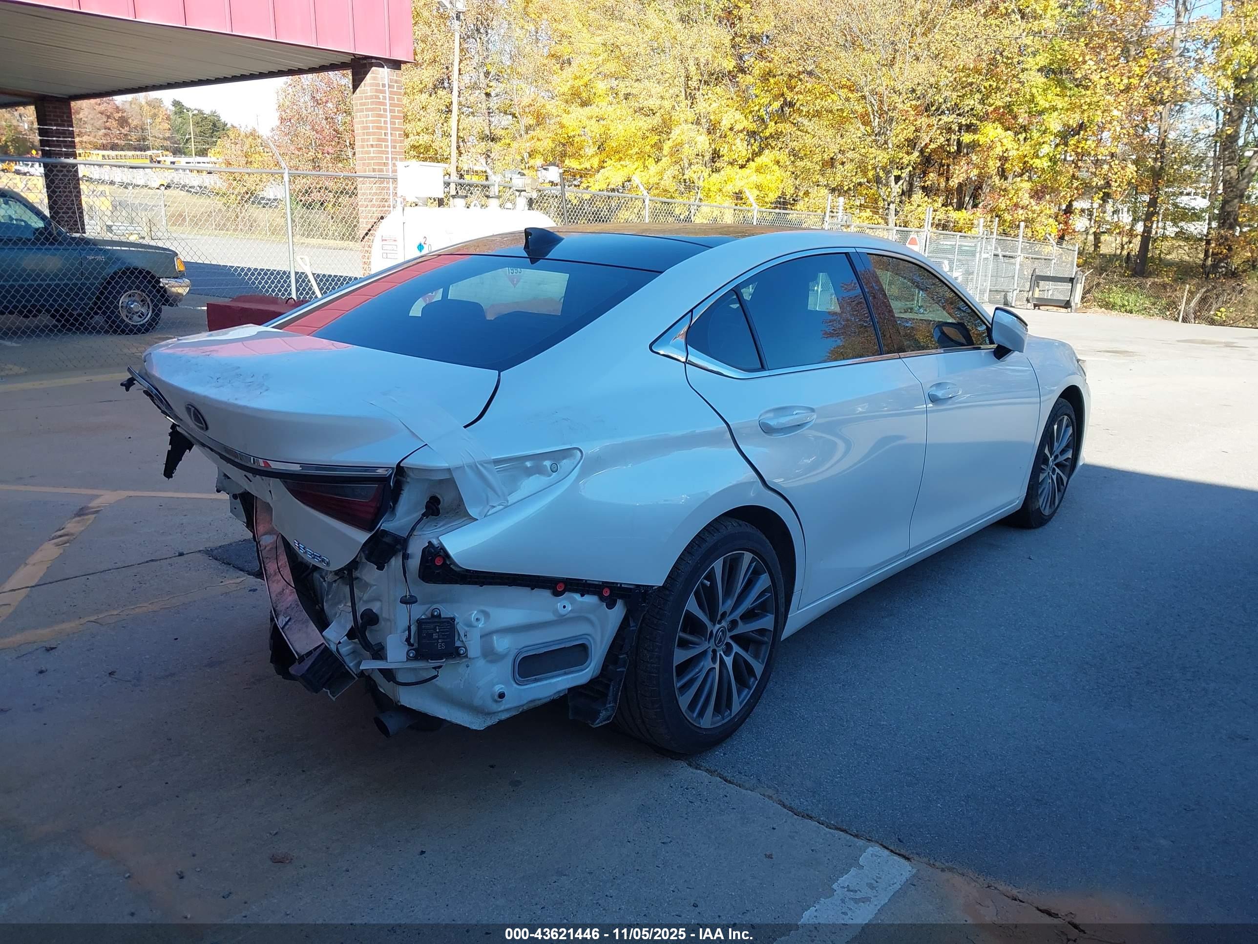 LEXUS ES image 4
