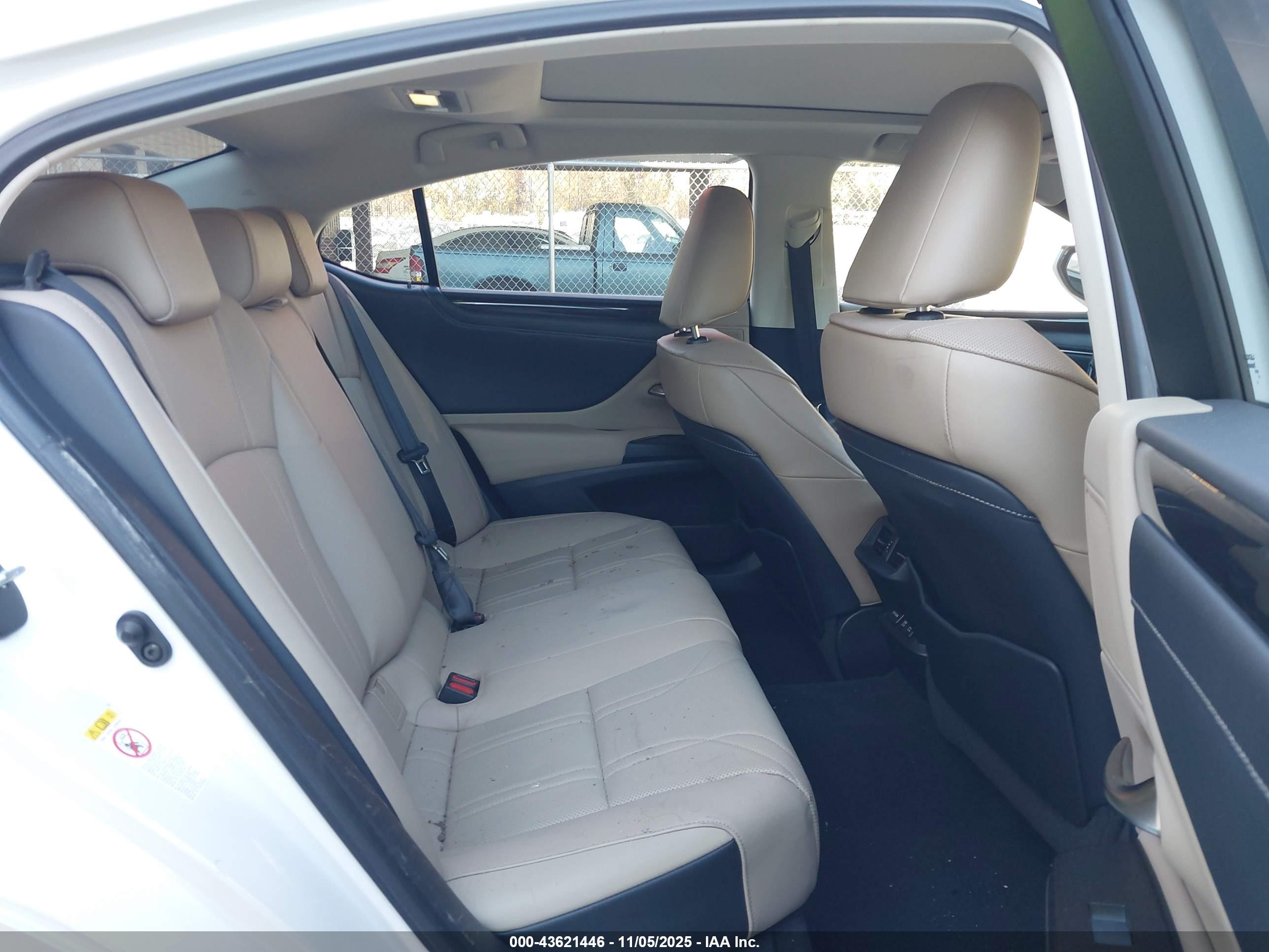 LEXUS ES image 8