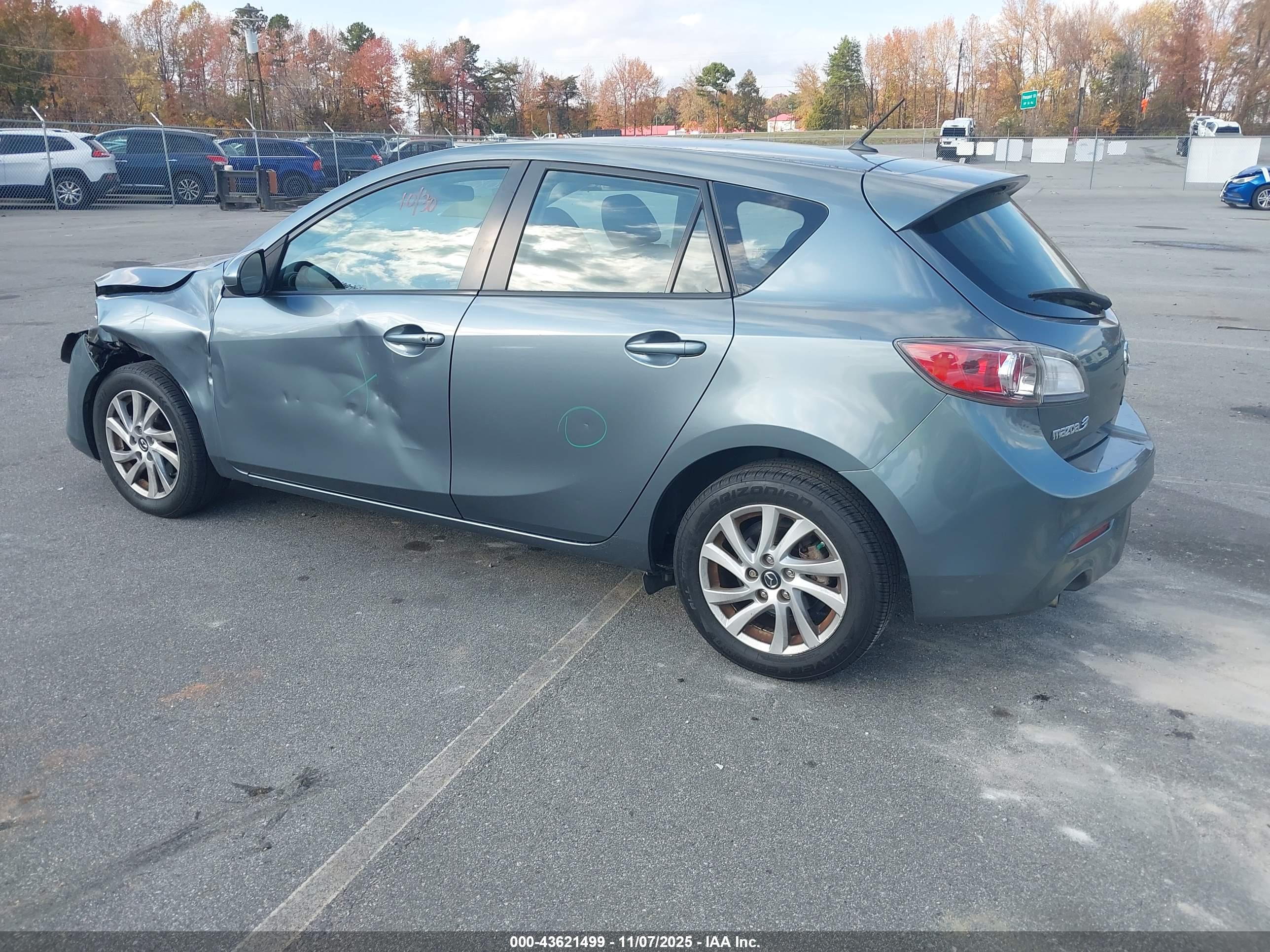 MAZDA MAZDA3 image 3