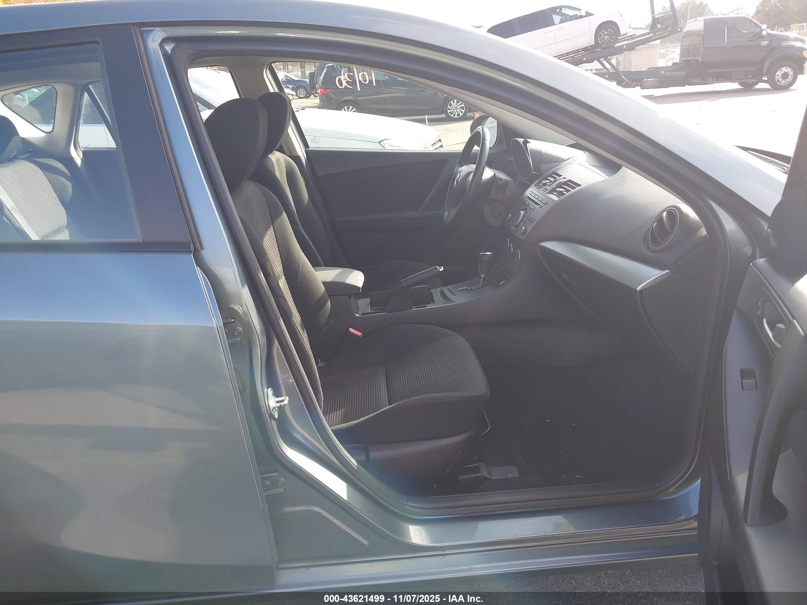 MAZDA MAZDA3 image 5