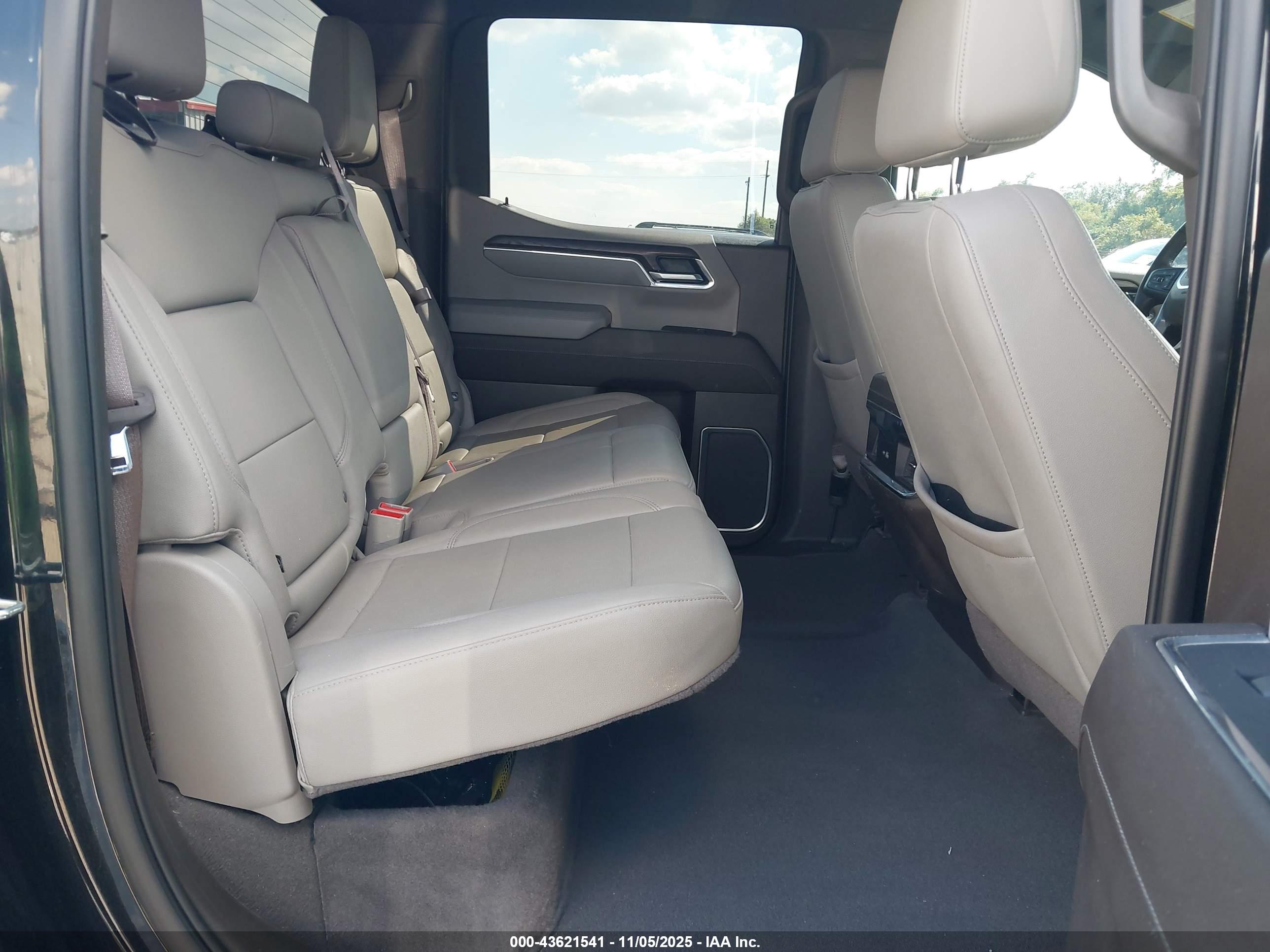 GMC SIERRA image 8