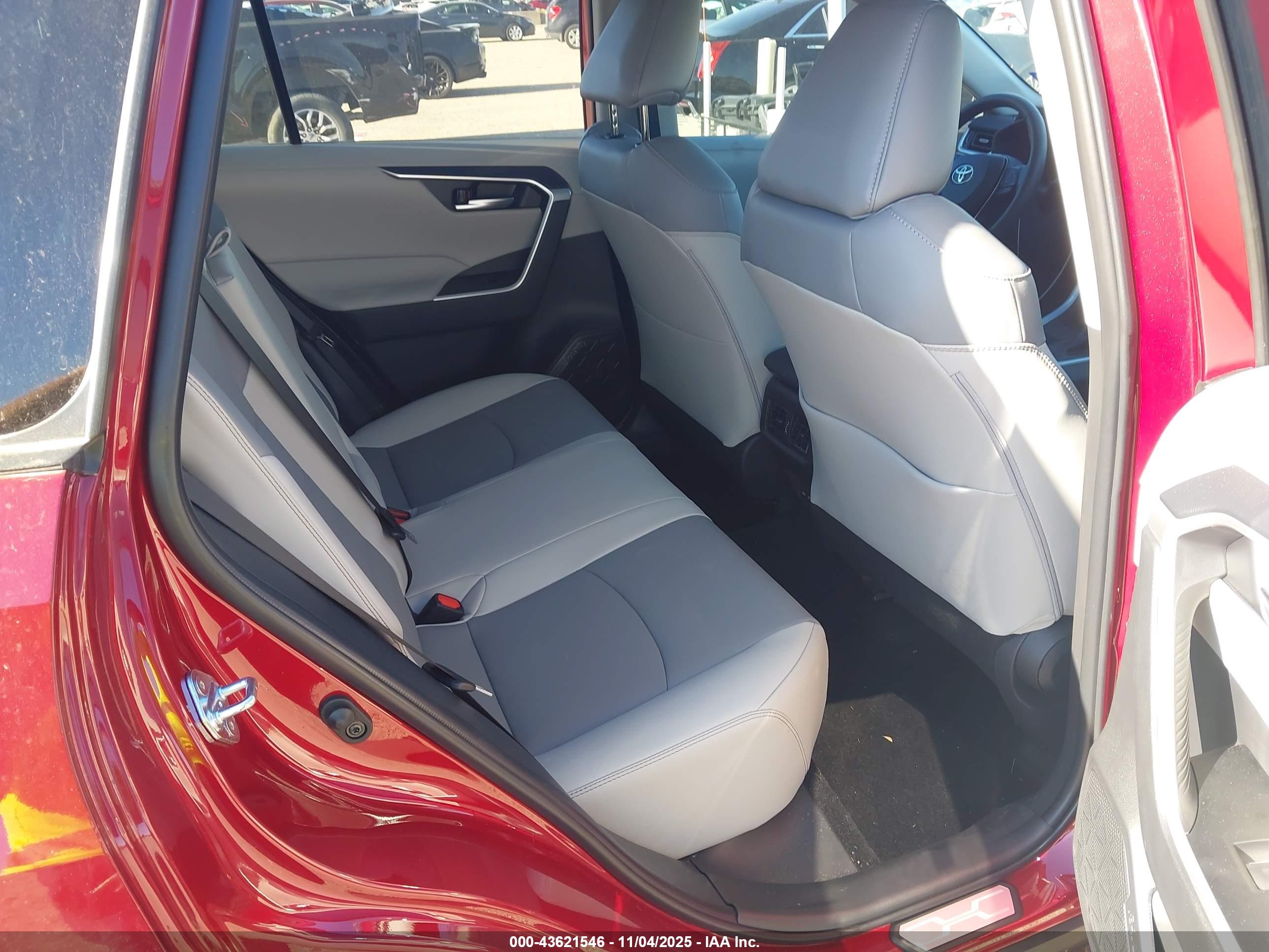 TOYOTA RAV4 image 8