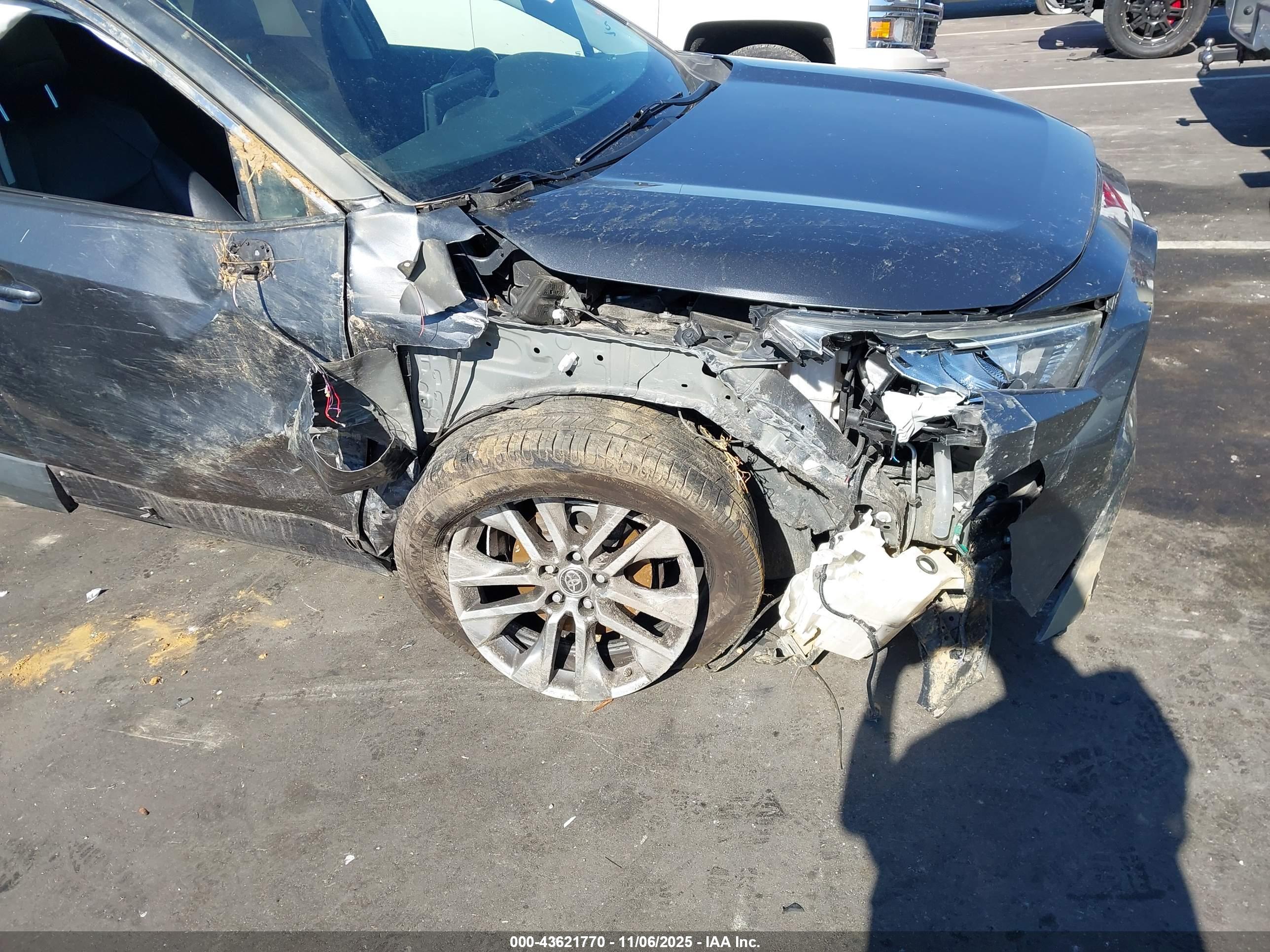 TOYOTA RAV4 image 6