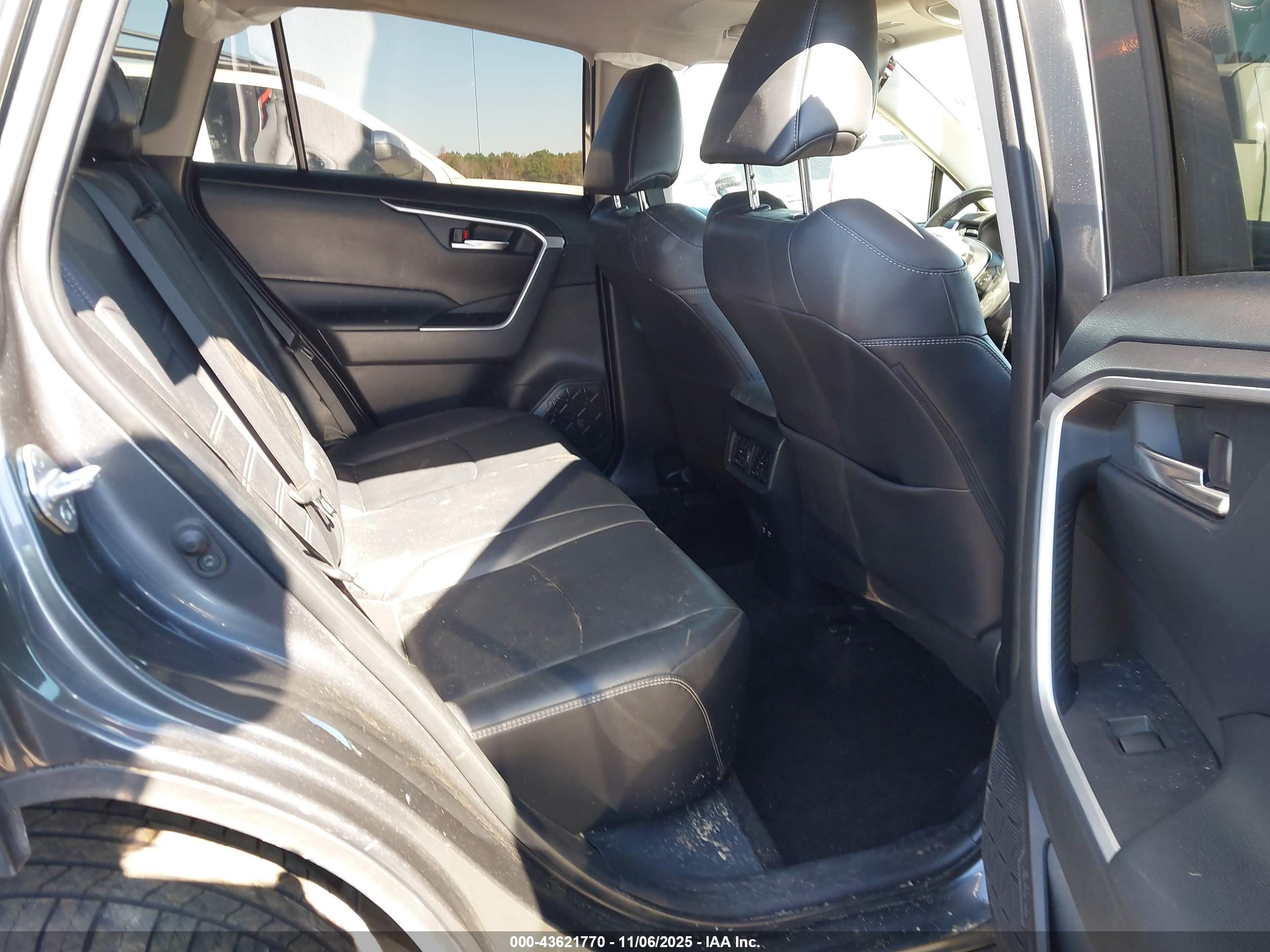 TOYOTA RAV4 image 8