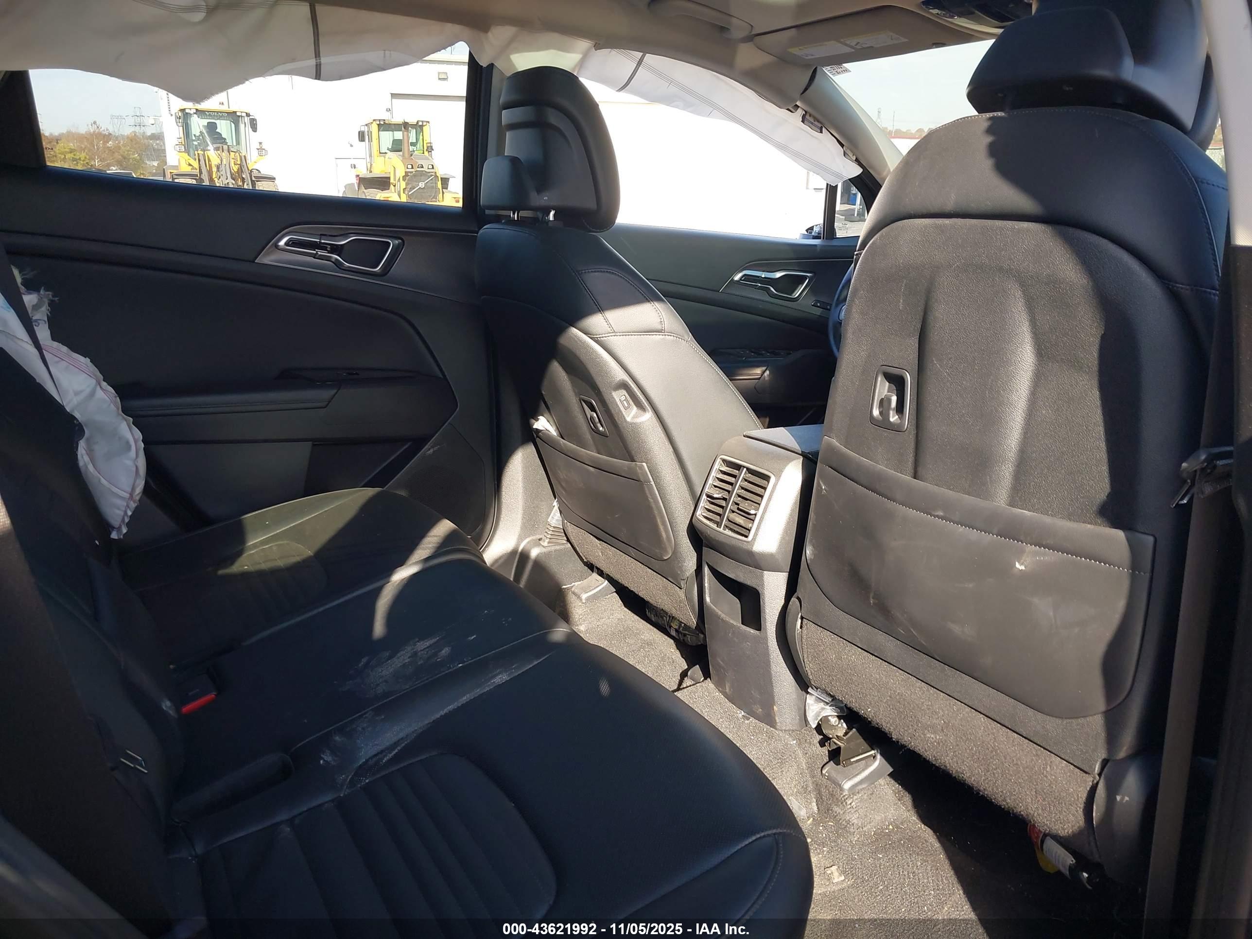 KIA SPORTAGE image 8