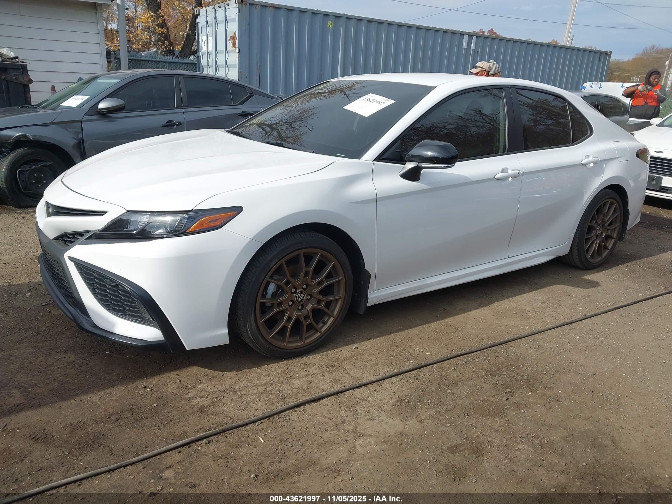 TOYOTA CAMRY image 2