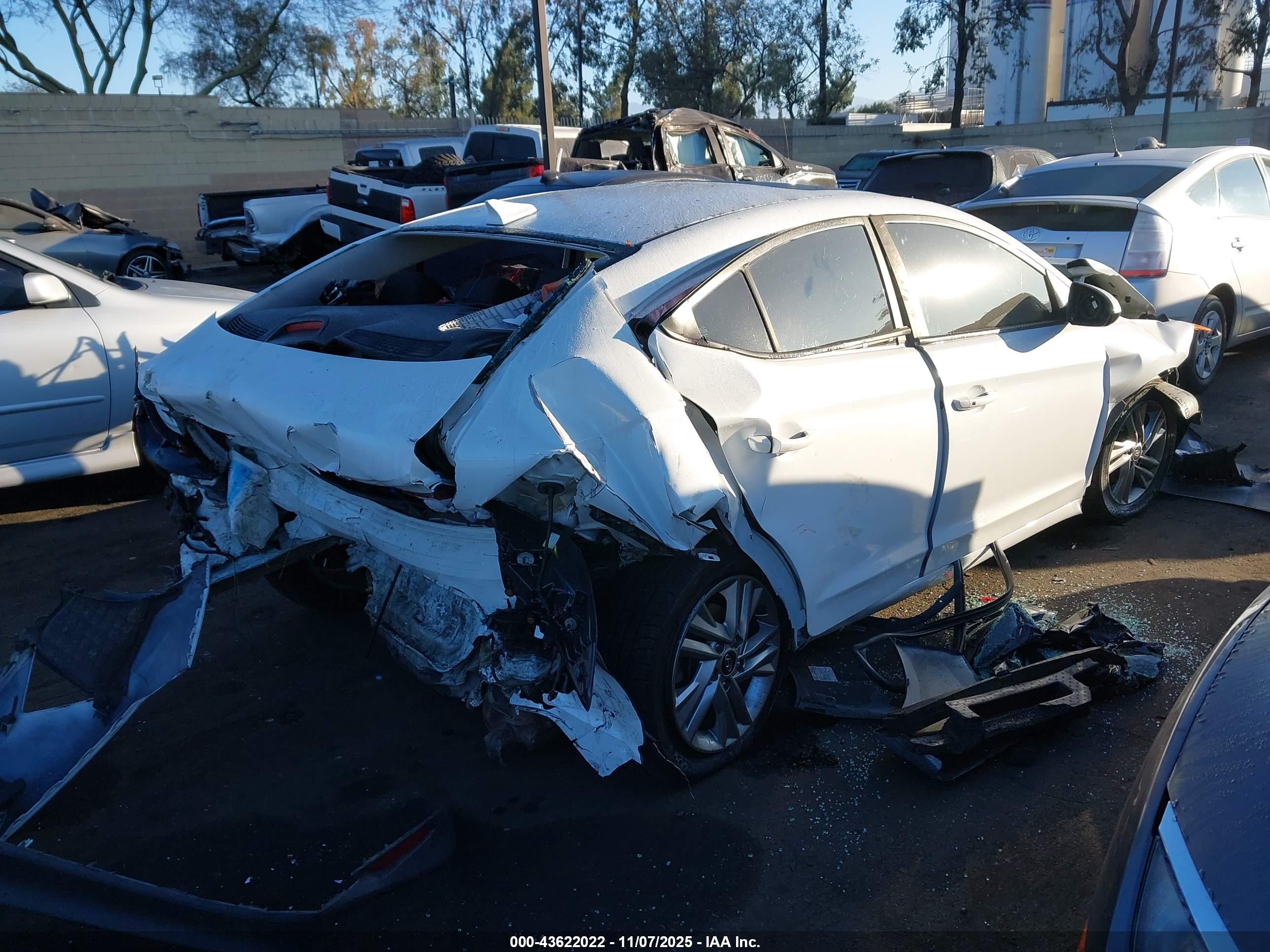 HYUNDAI ELANTRA image 4