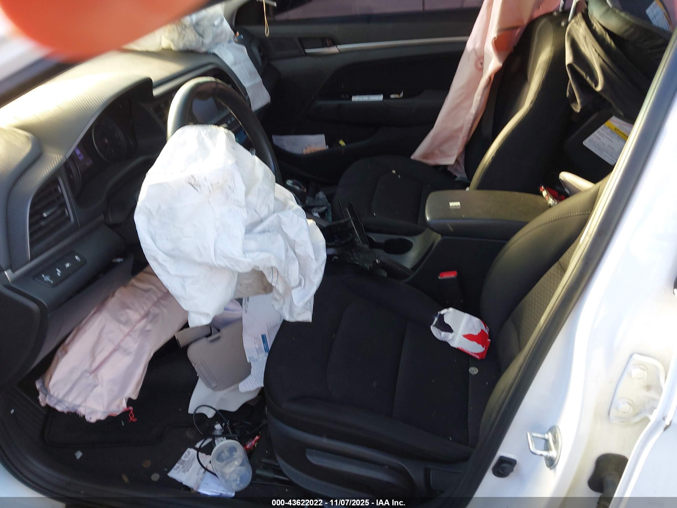 HYUNDAI ELANTRA image 5