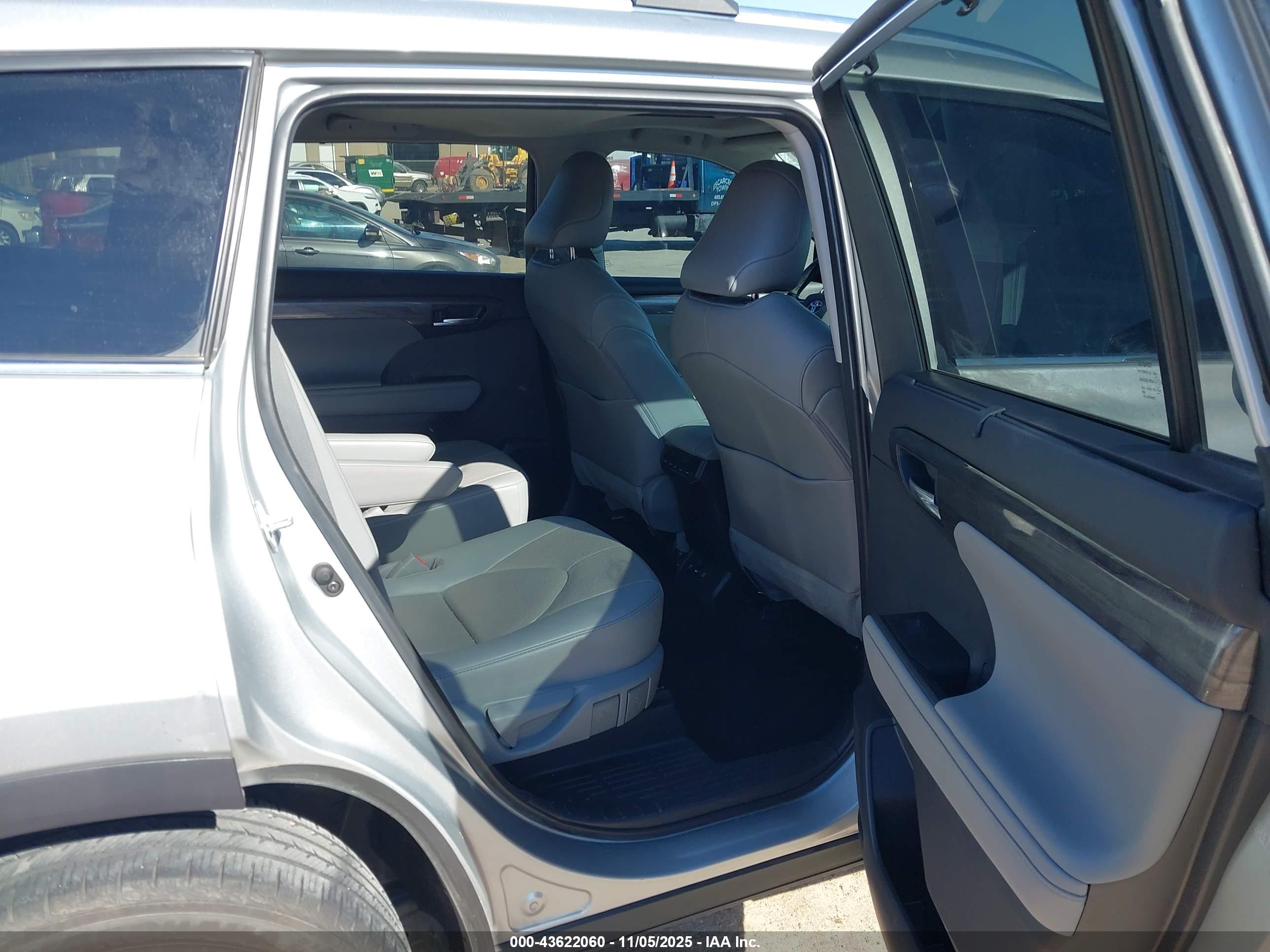 TOYOTA HIGHLANDER image 8