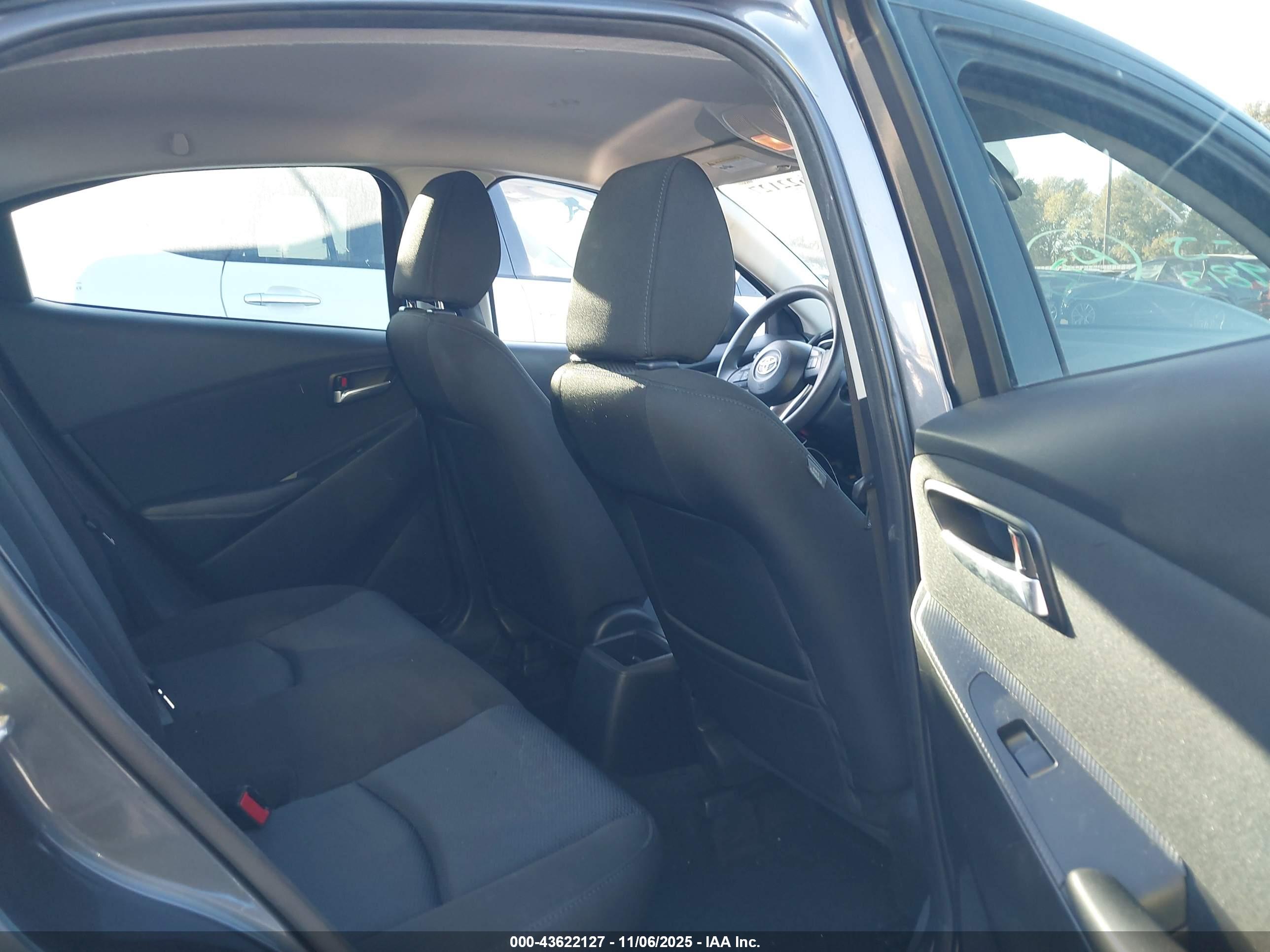 TOYOTA YARIS image 8
