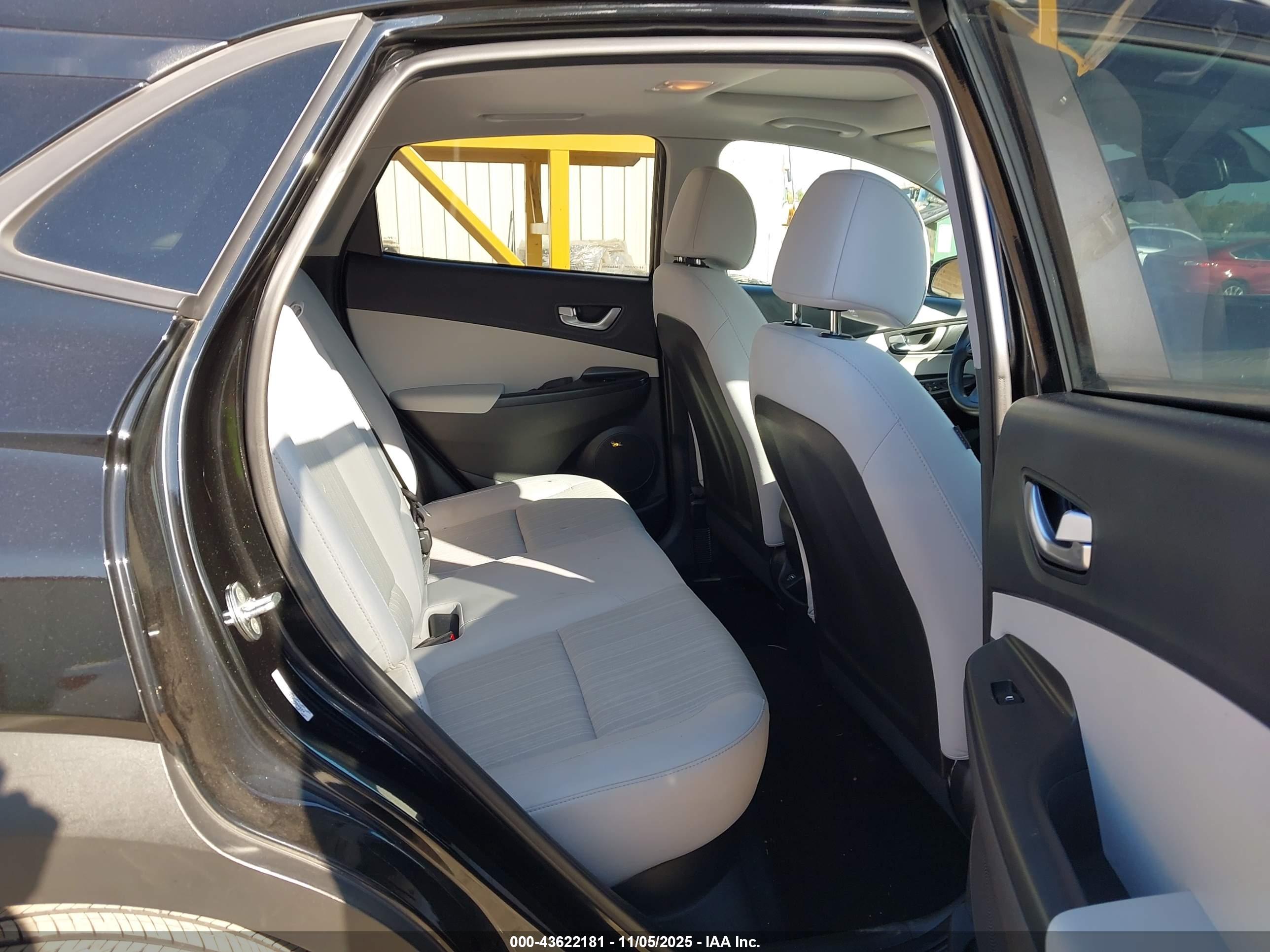 HYUNDAI KONA image 8