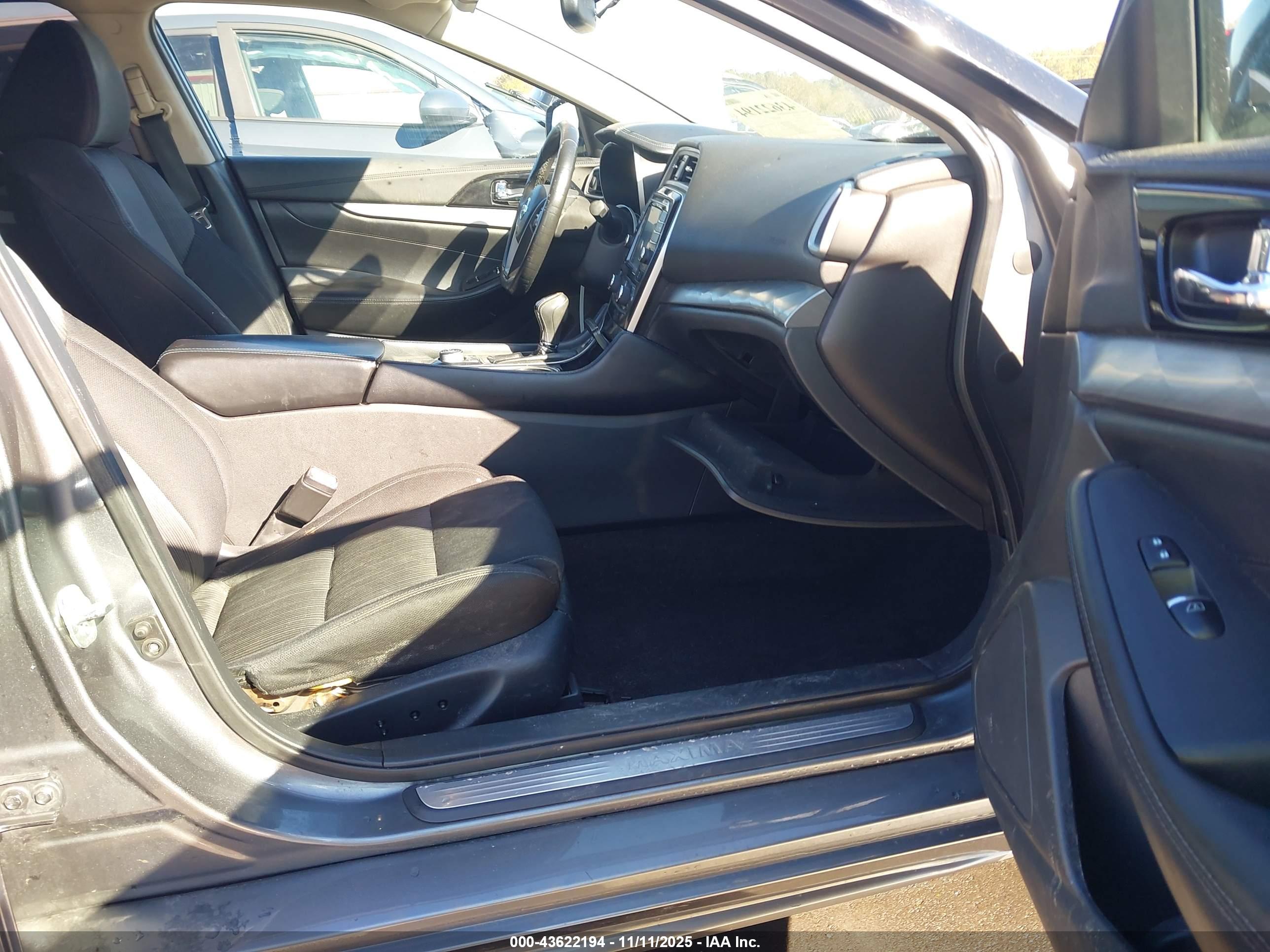 NISSAN MAXIMA image 5