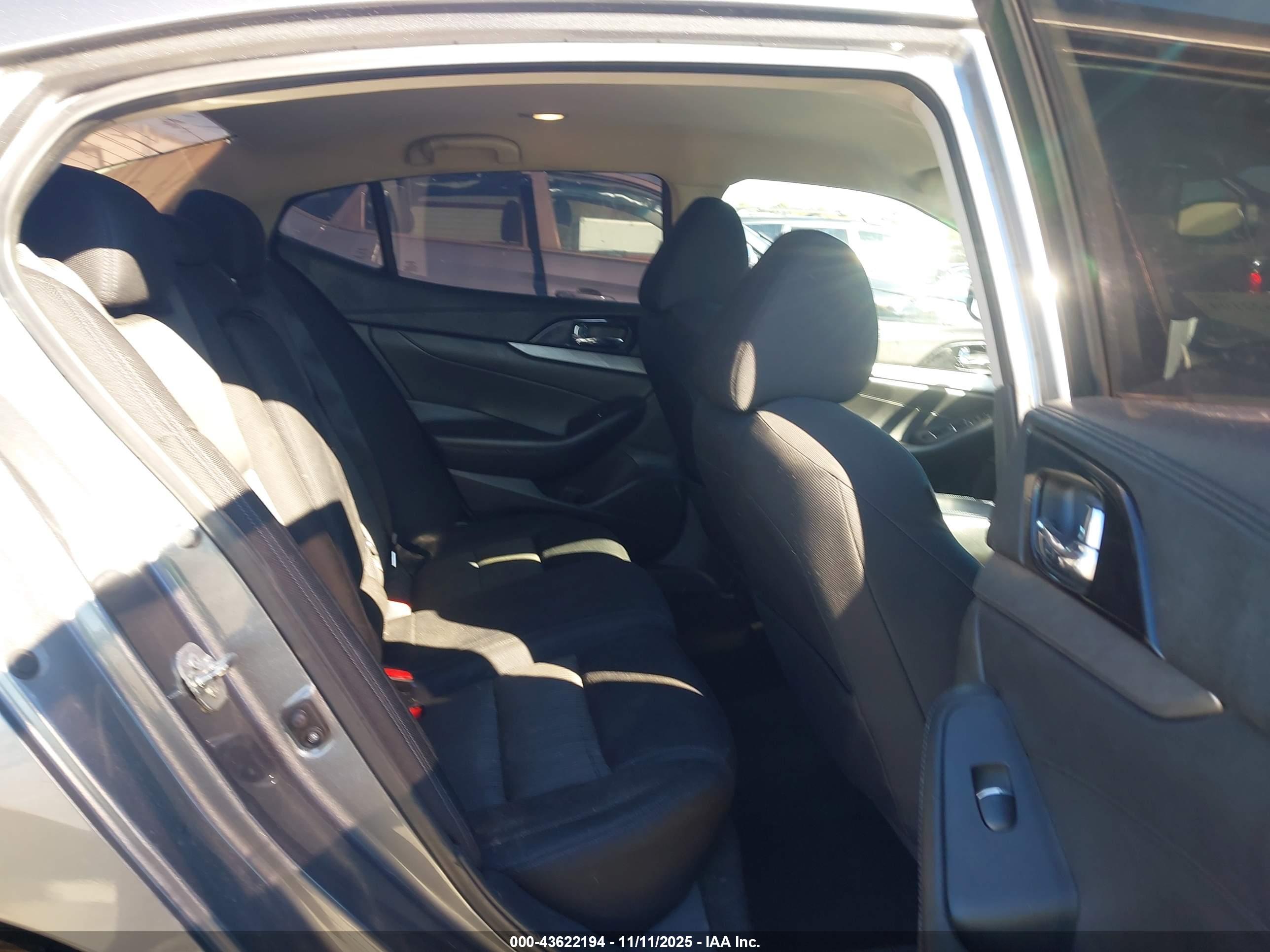 NISSAN MAXIMA image 8