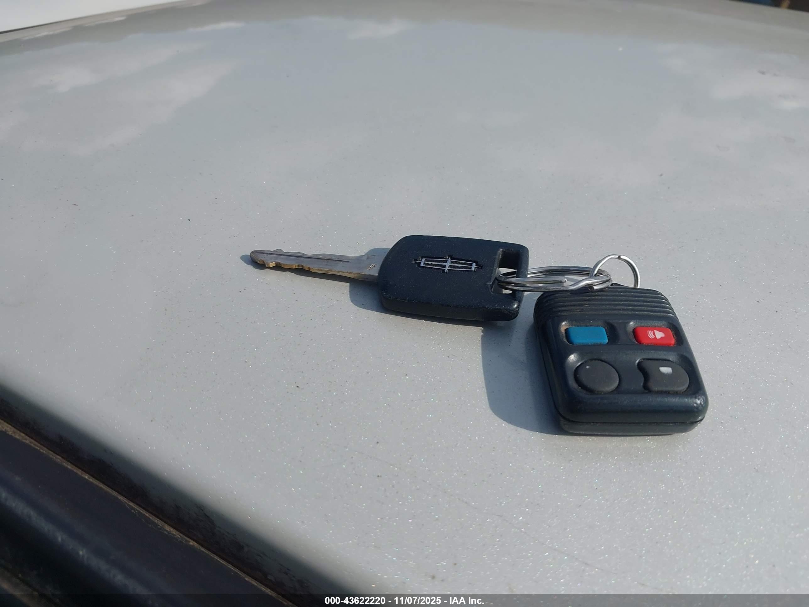 LINCOLN TOWN image 11