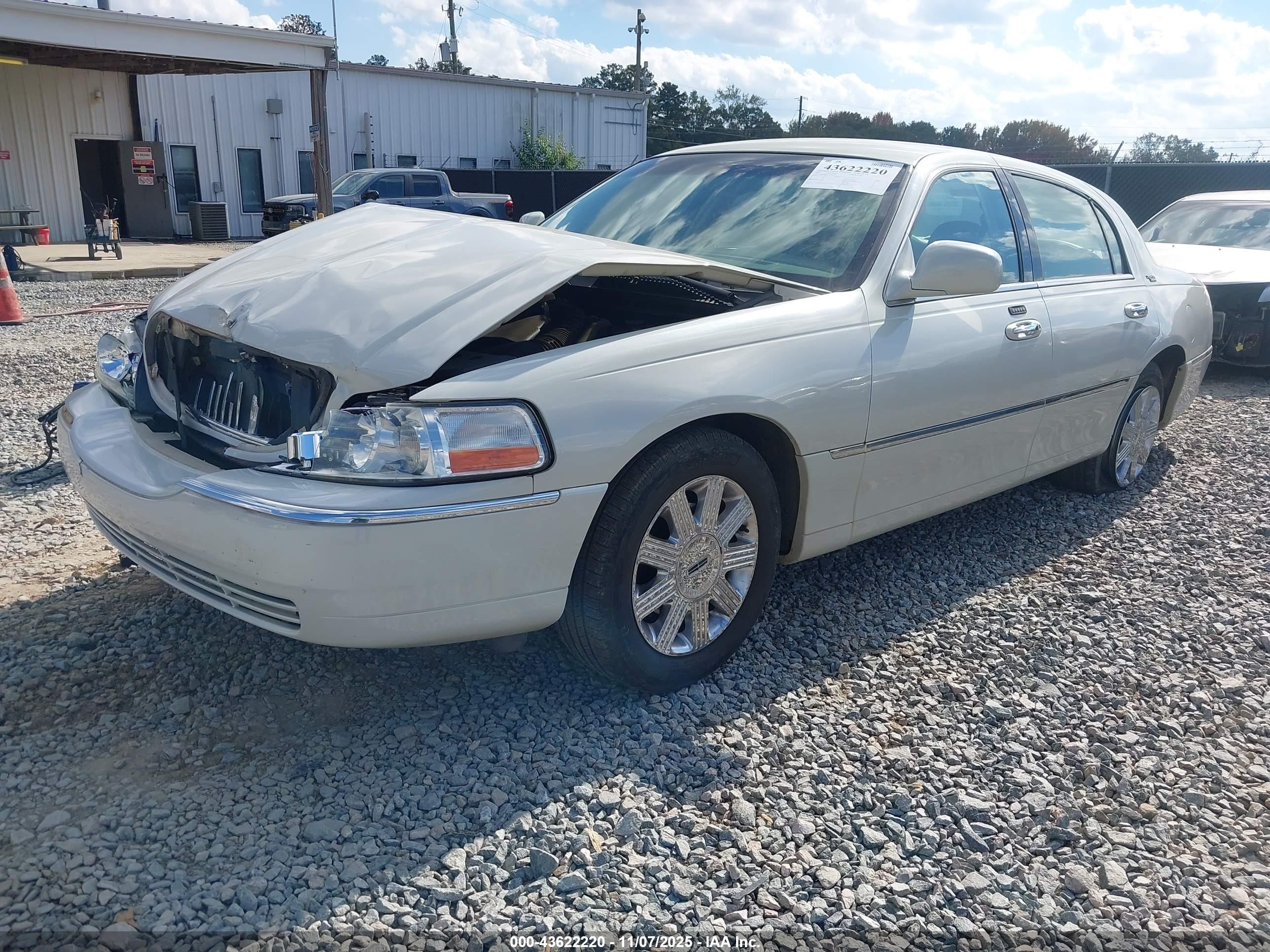 LINCOLN TOWN image 2
