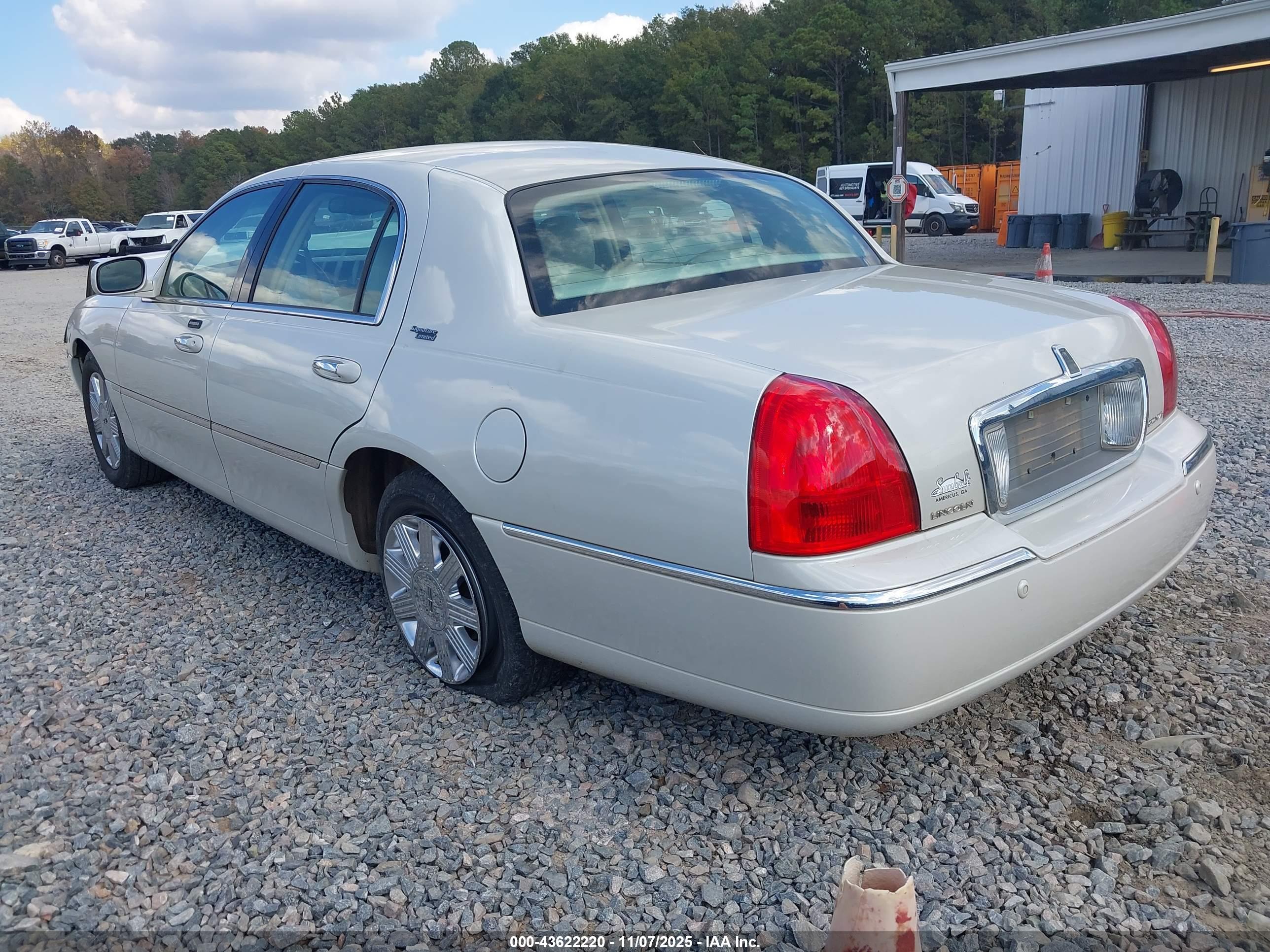 LINCOLN TOWN image 3