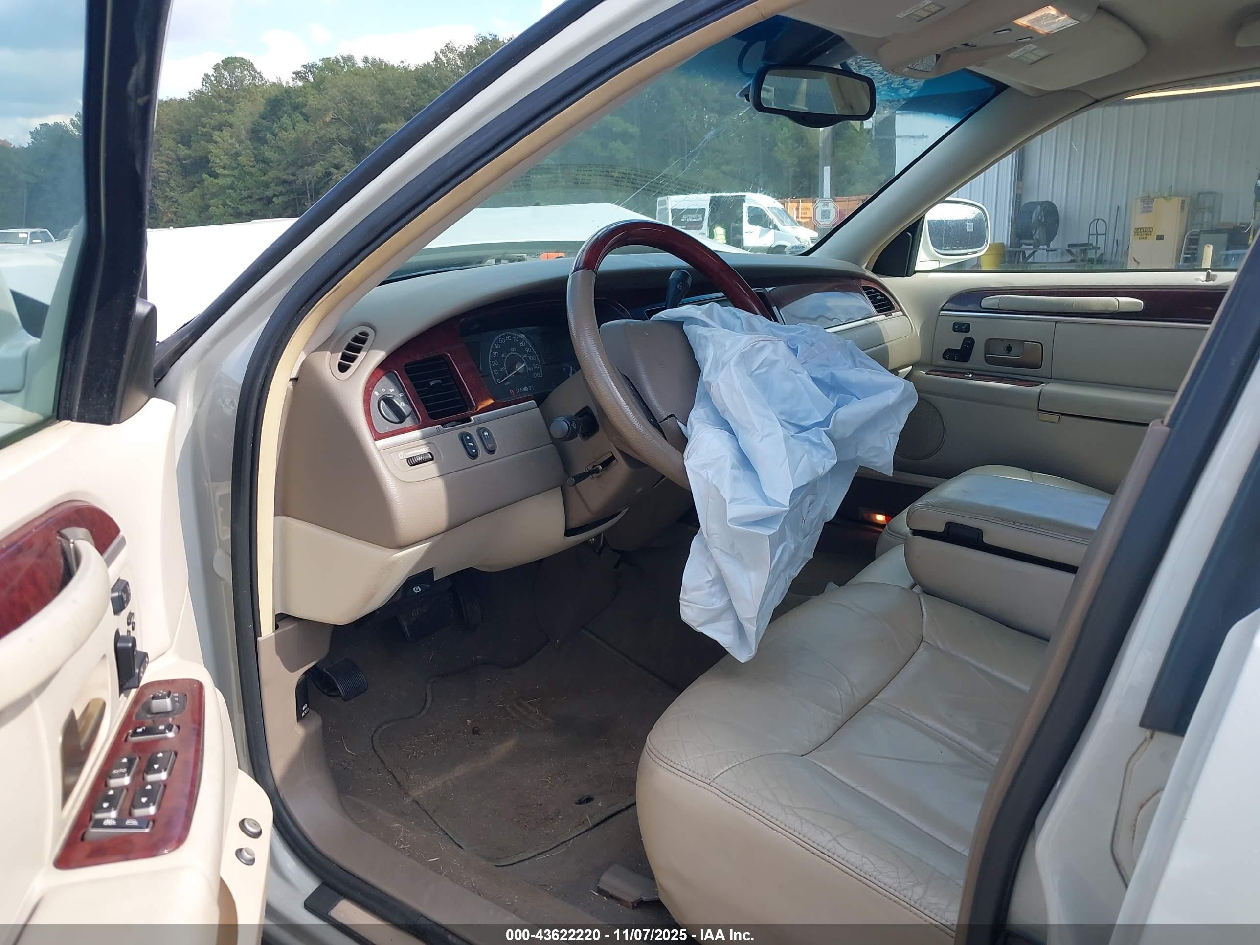 LINCOLN TOWN image 5