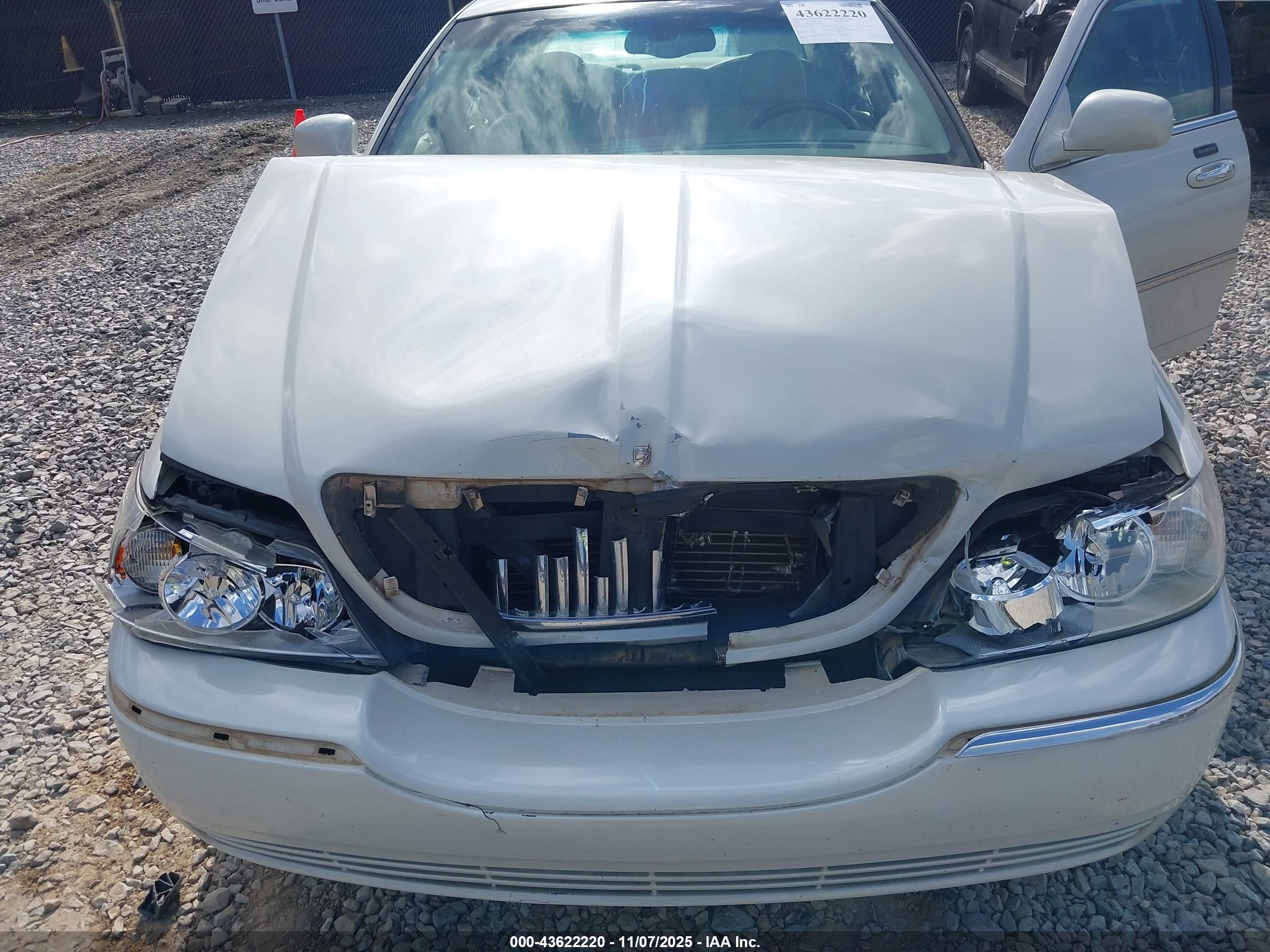 LINCOLN TOWN image 6