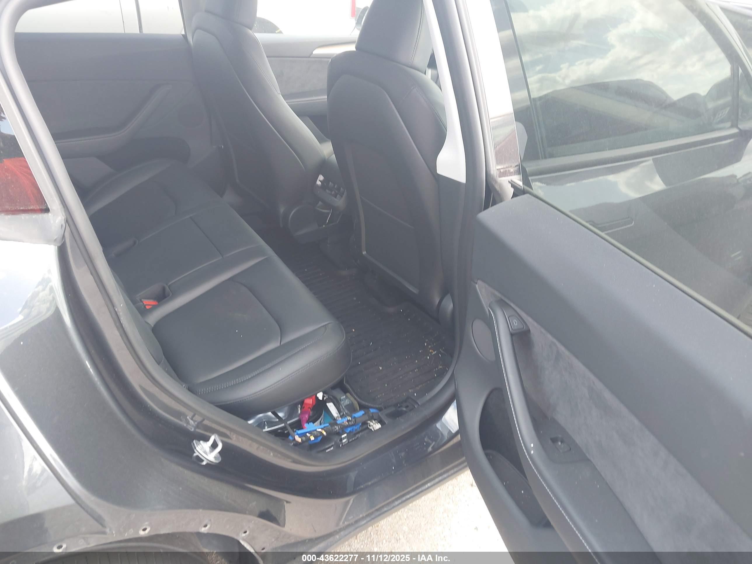 TESLA MODEL image 8