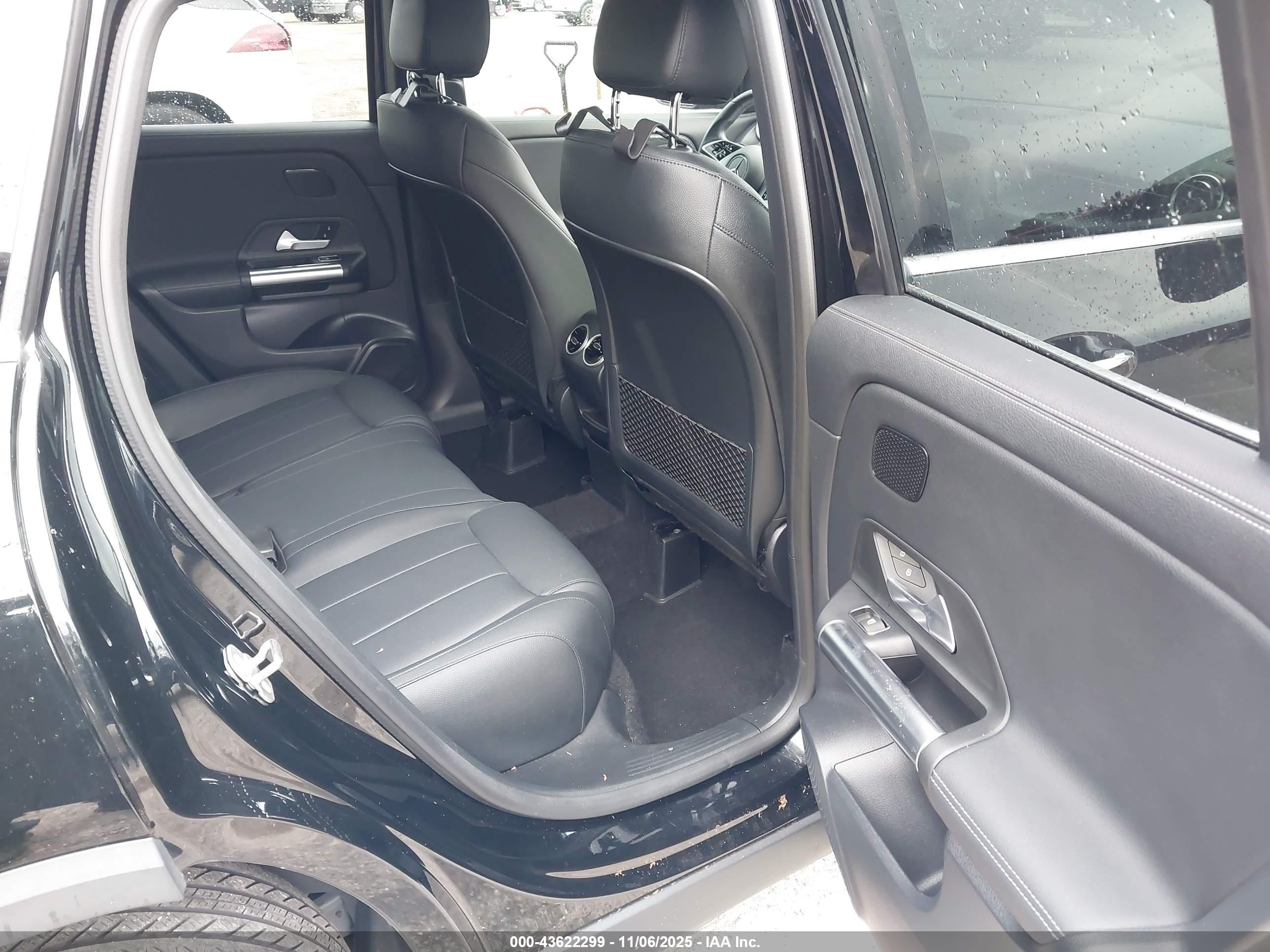 MERCEDES-BENZ GLA image 8