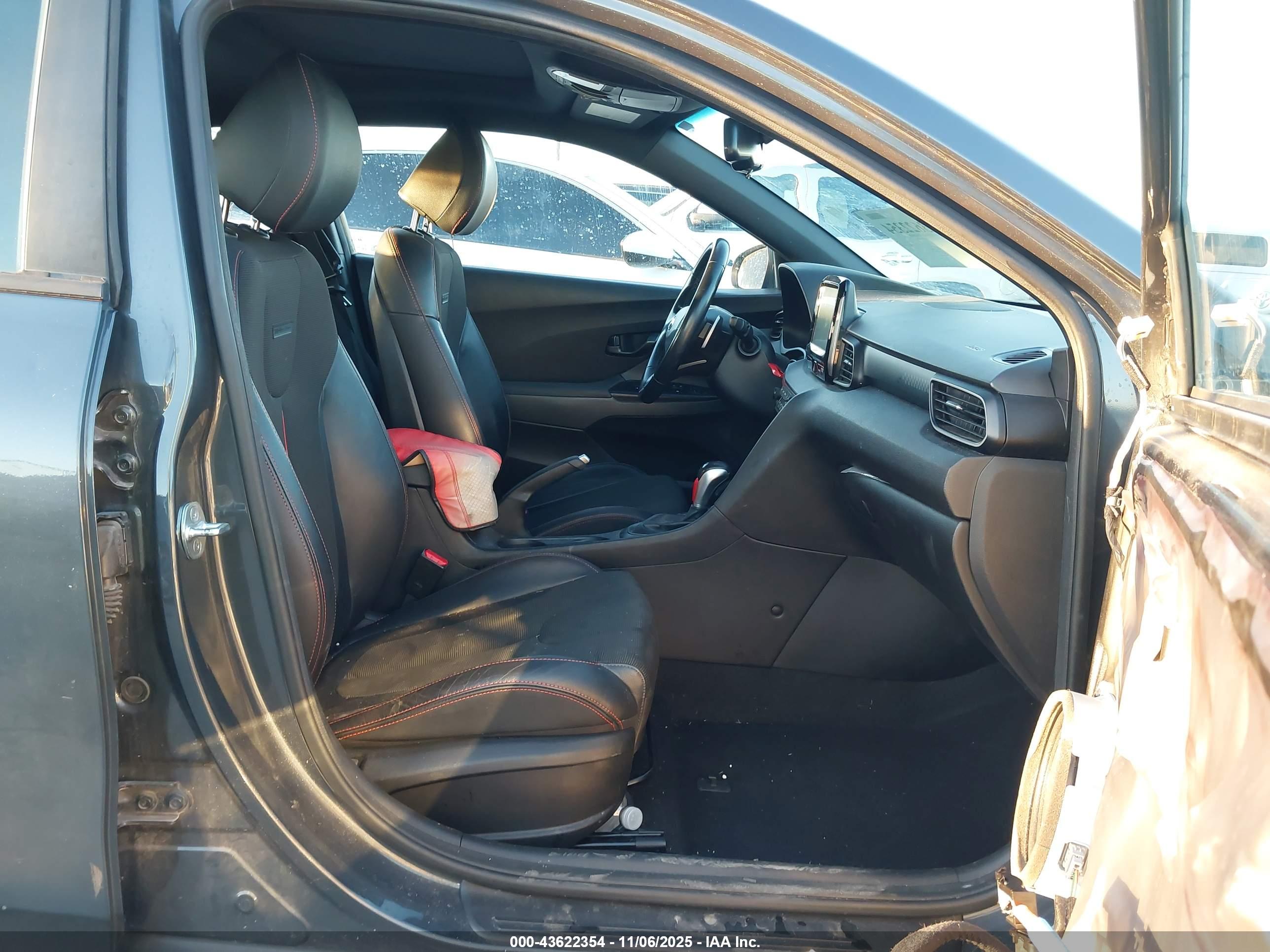 HYUNDAI VELOSTER image 5