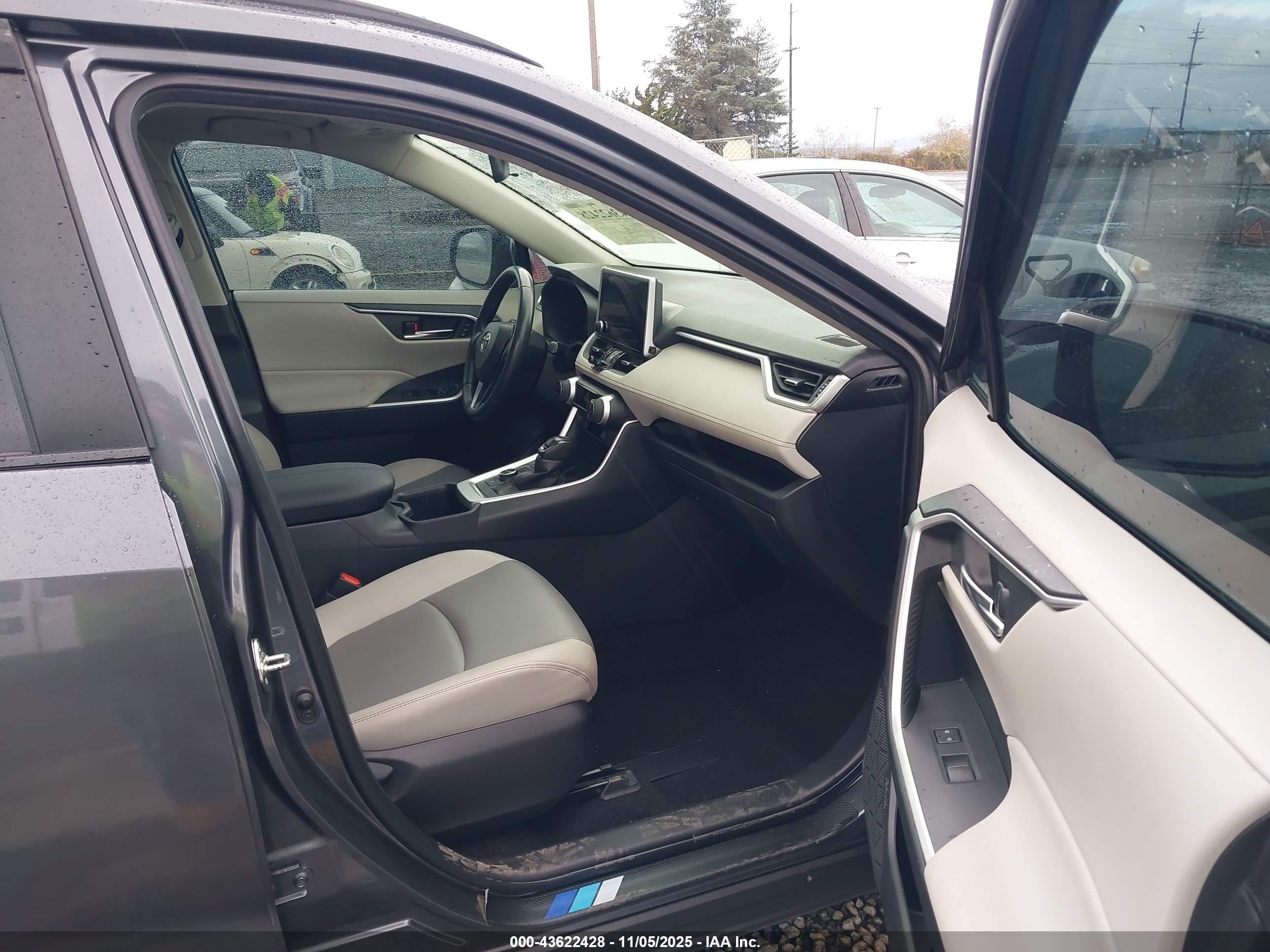 TOYOTA RAV4 image 5