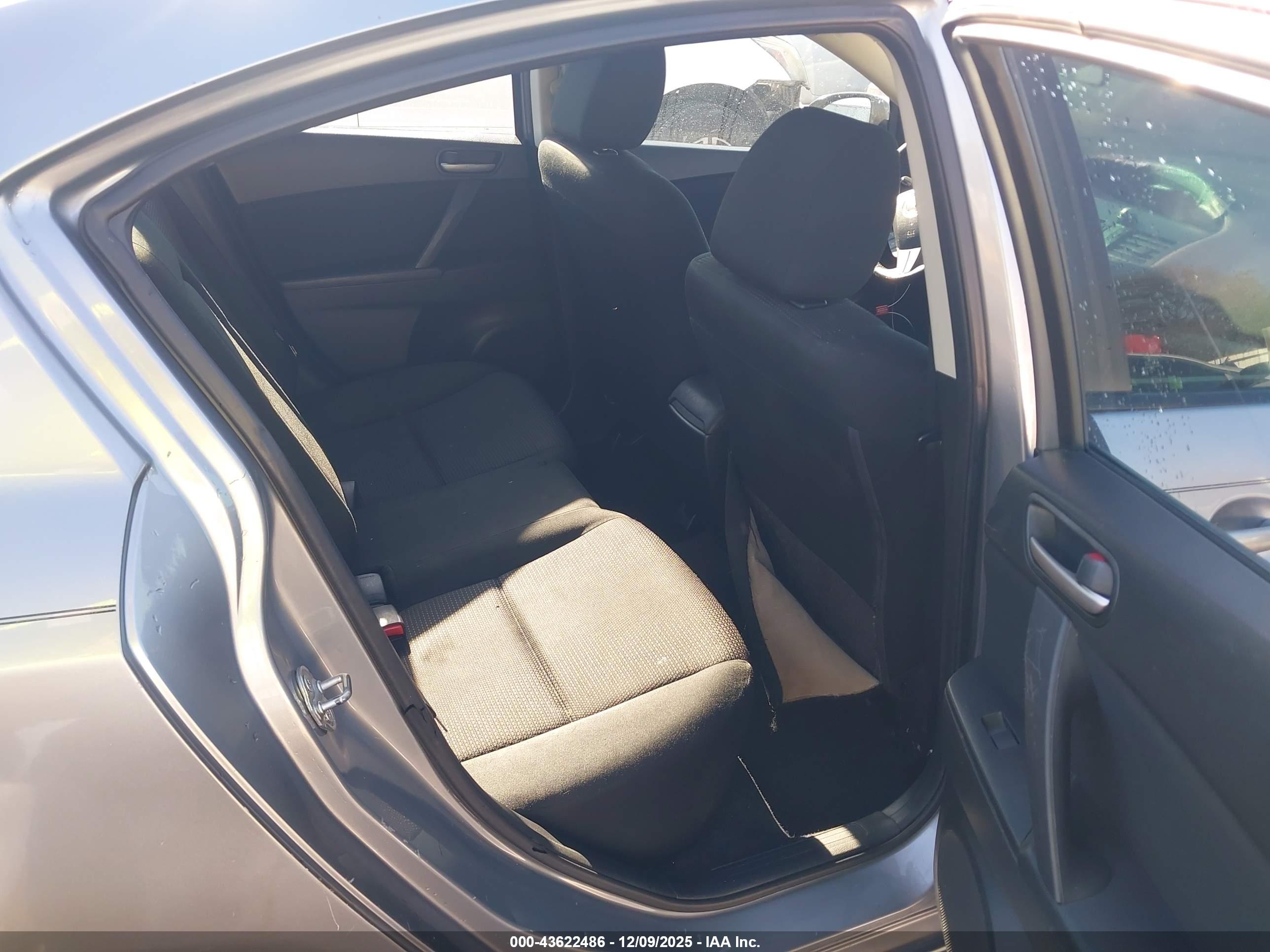 MAZDA MAZDA3 image 8