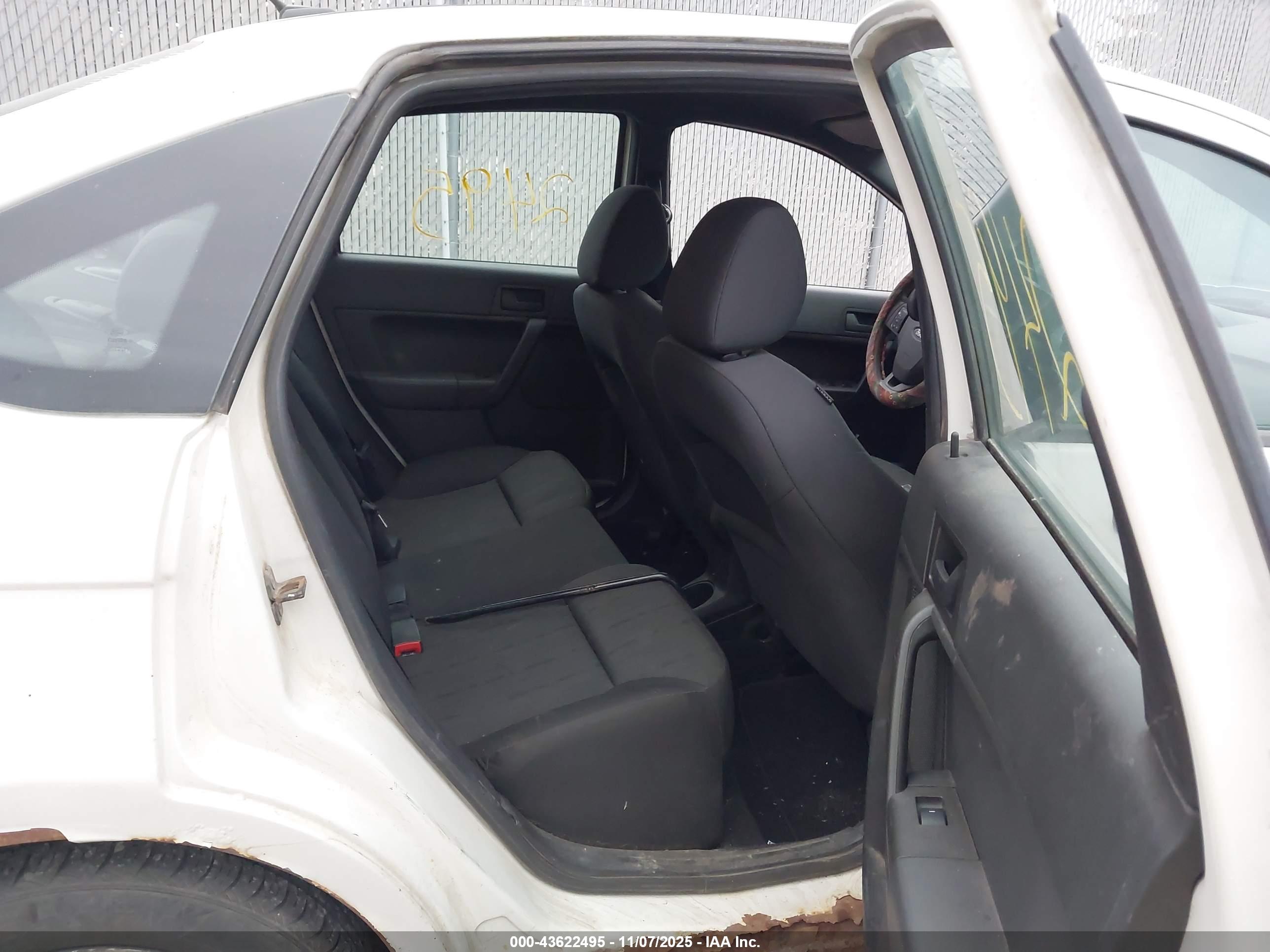 FORD FOCUS image 8