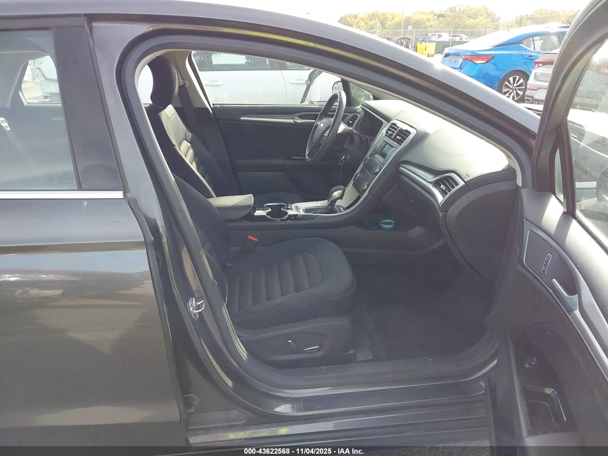 FORD FUSION image 5