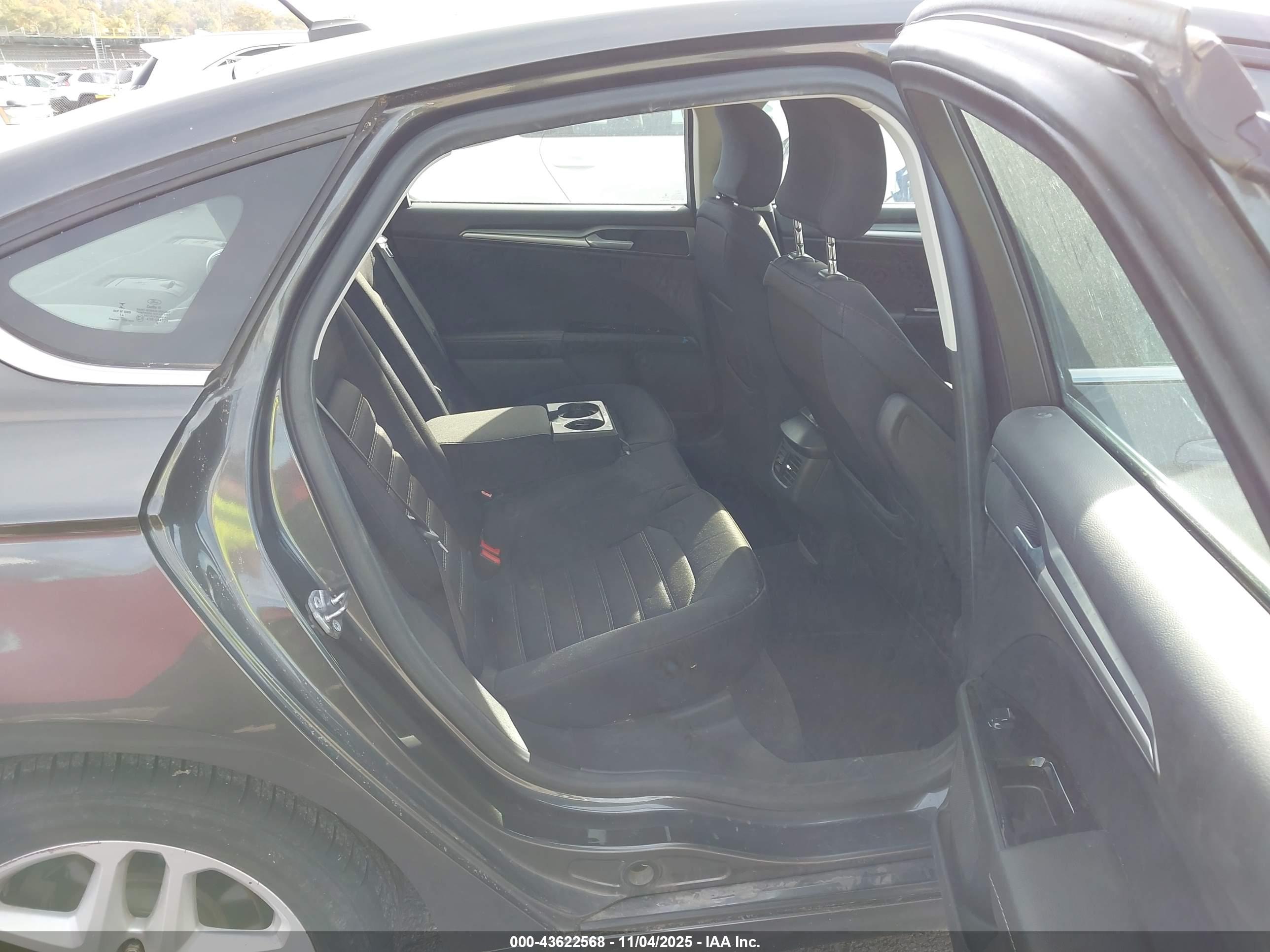 FORD FUSION image 8