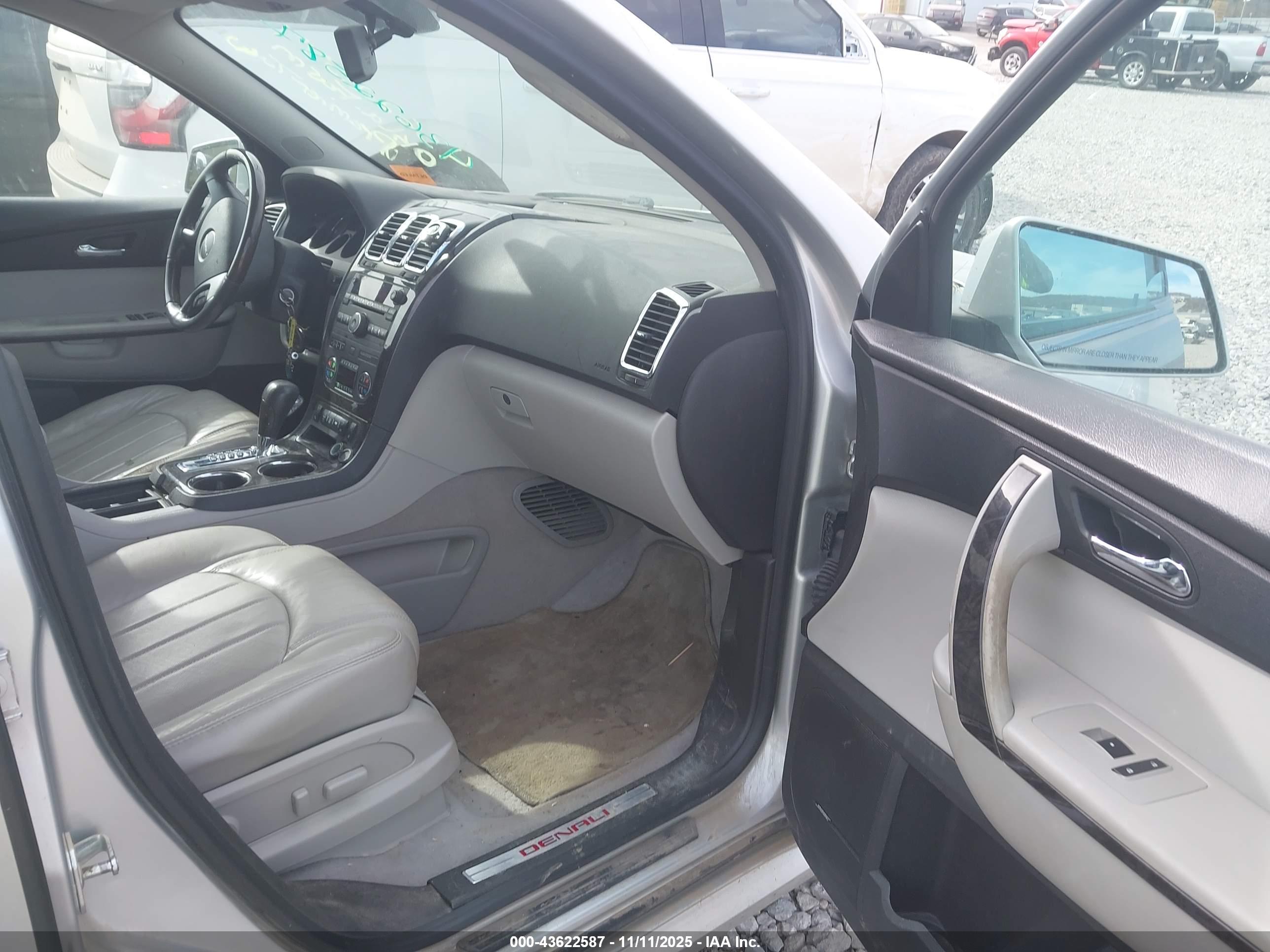GMC ACADIA image 5