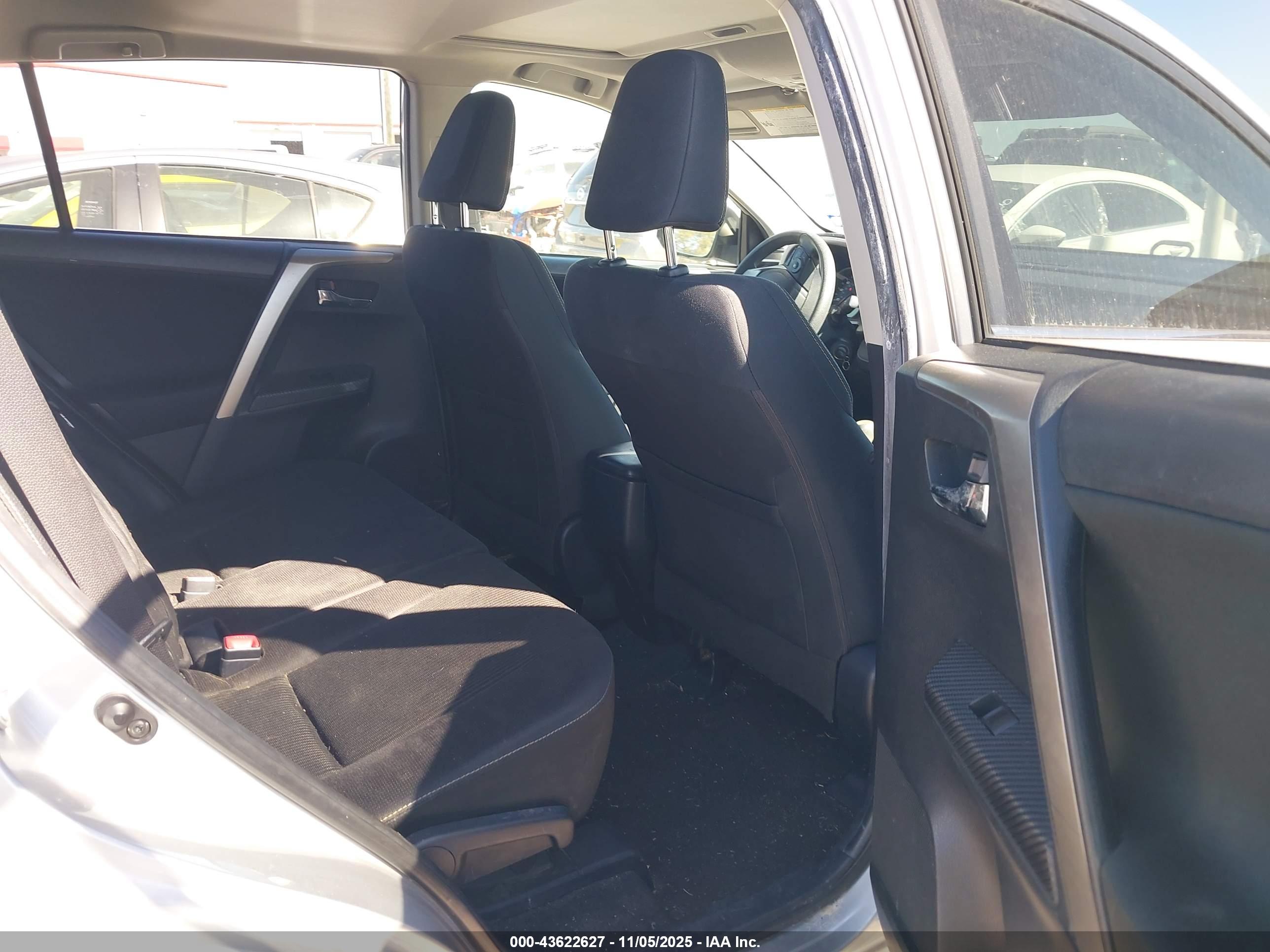TOYOTA RAV4 image 8