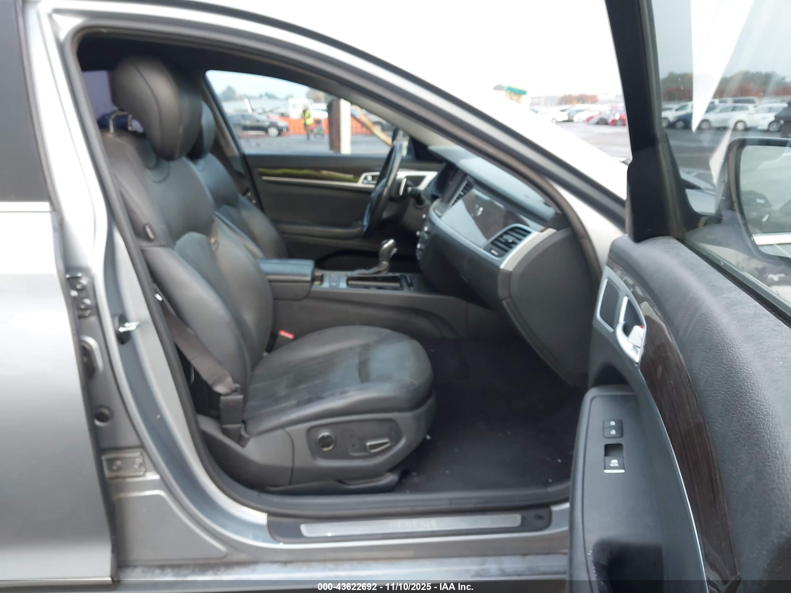 HYUNDAI GENESIS image 5