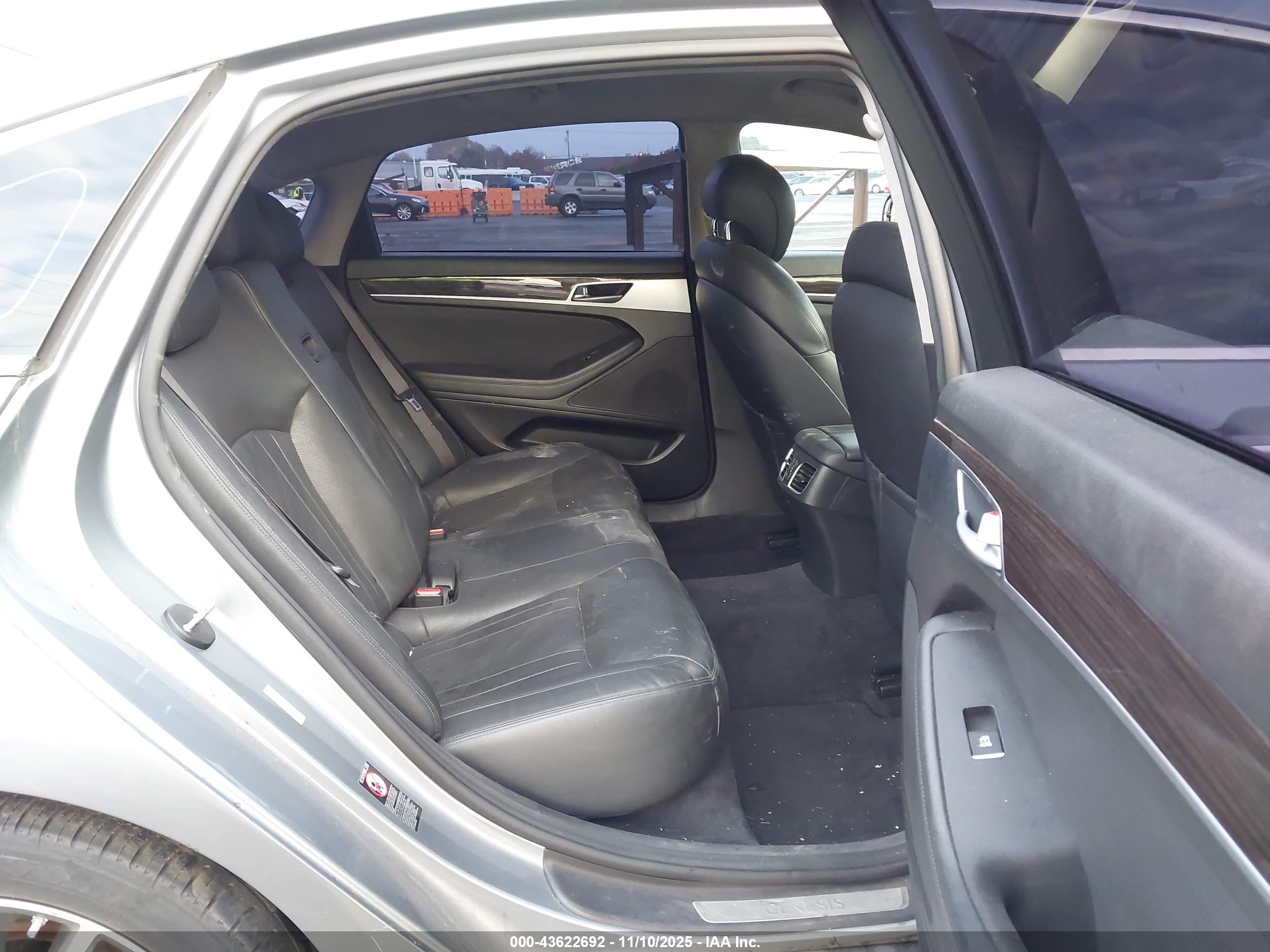 HYUNDAI GENESIS image 8