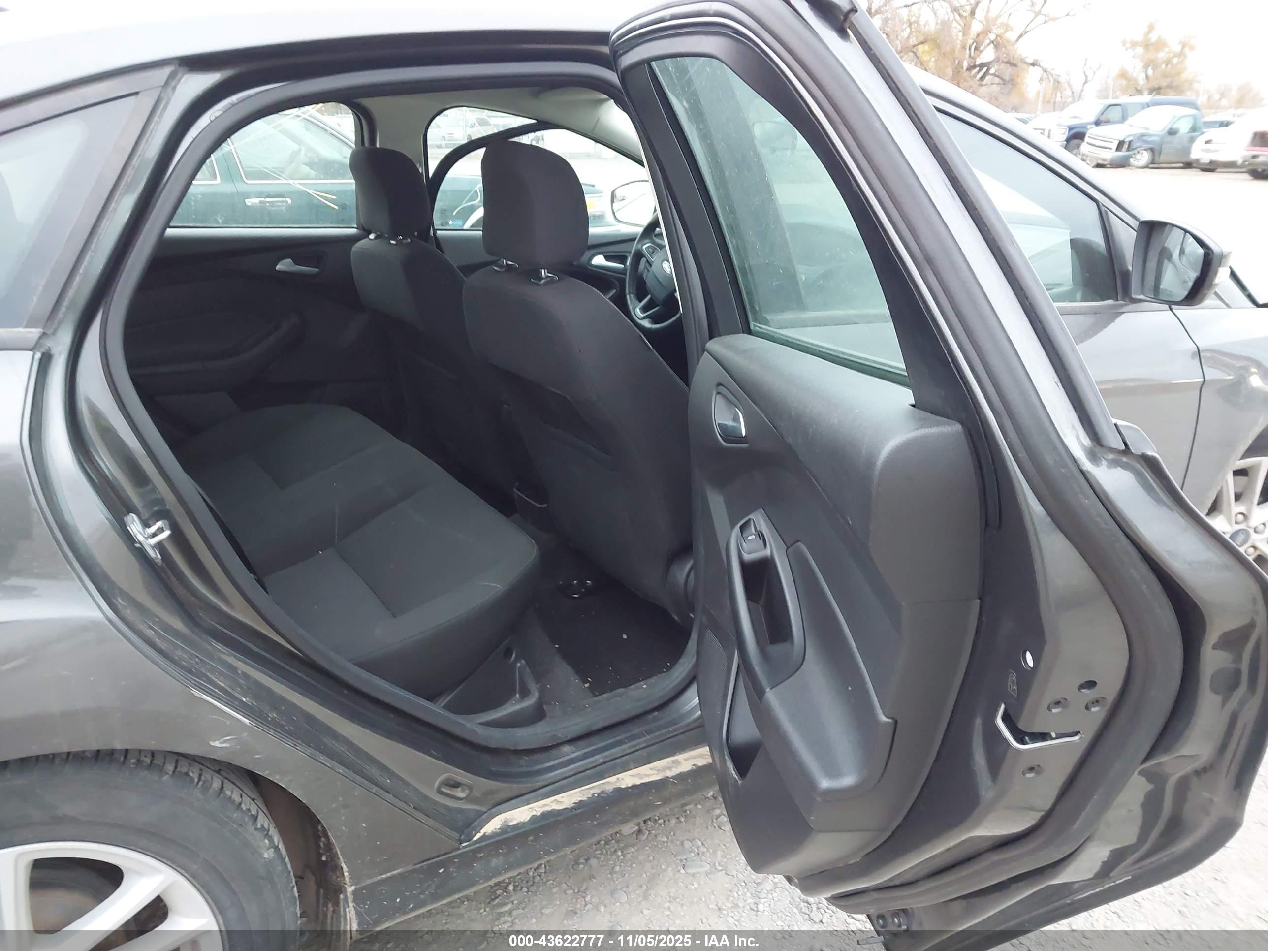 FORD FOCUS image 8