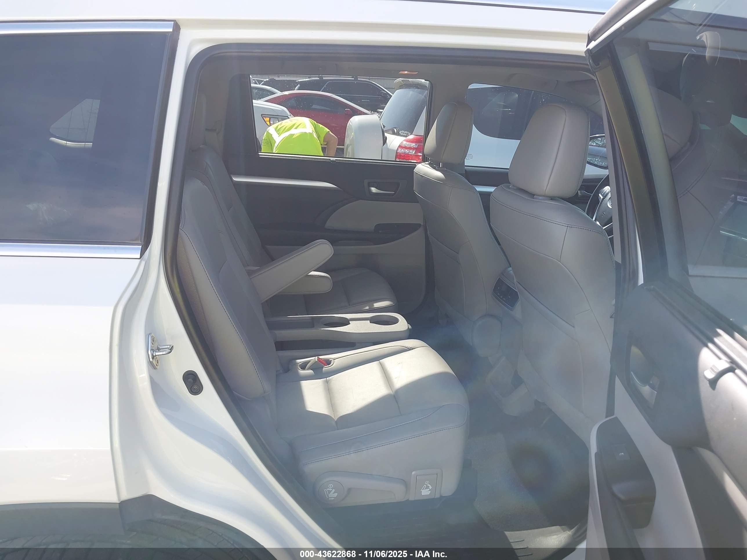 TOYOTA HIGHLANDER image 8