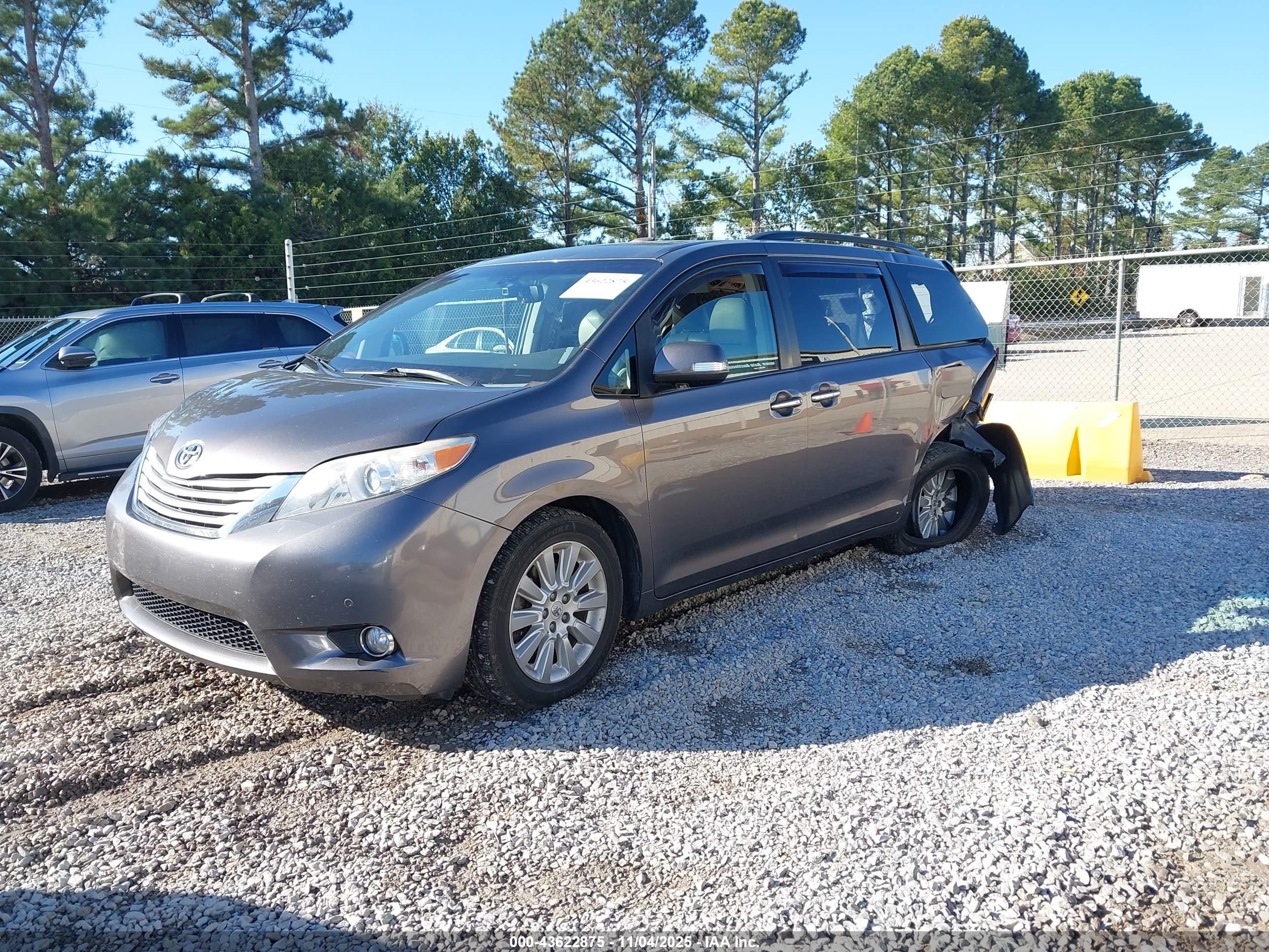 TOYOTA SIENNA image 2