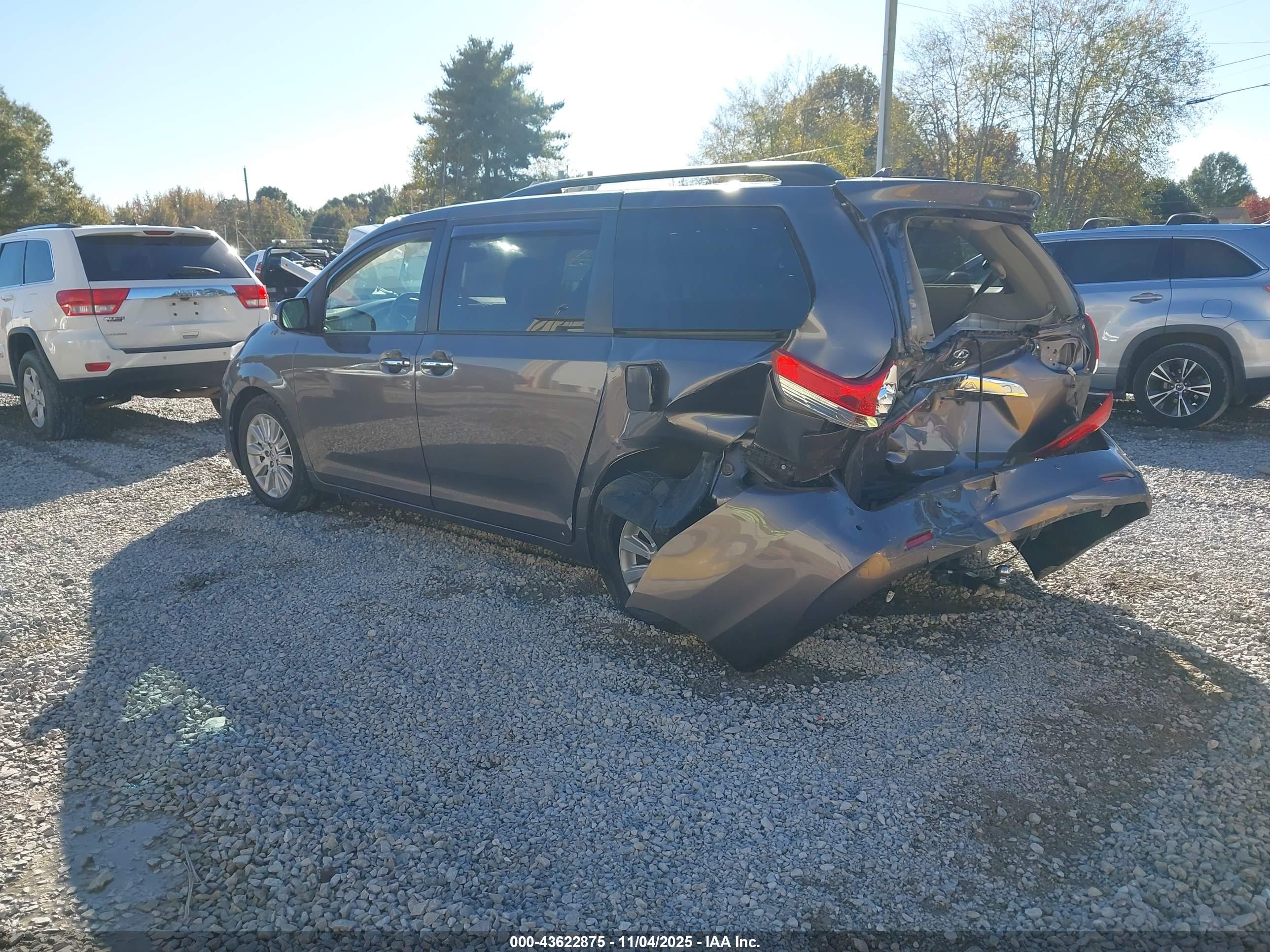 TOYOTA SIENNA image 3